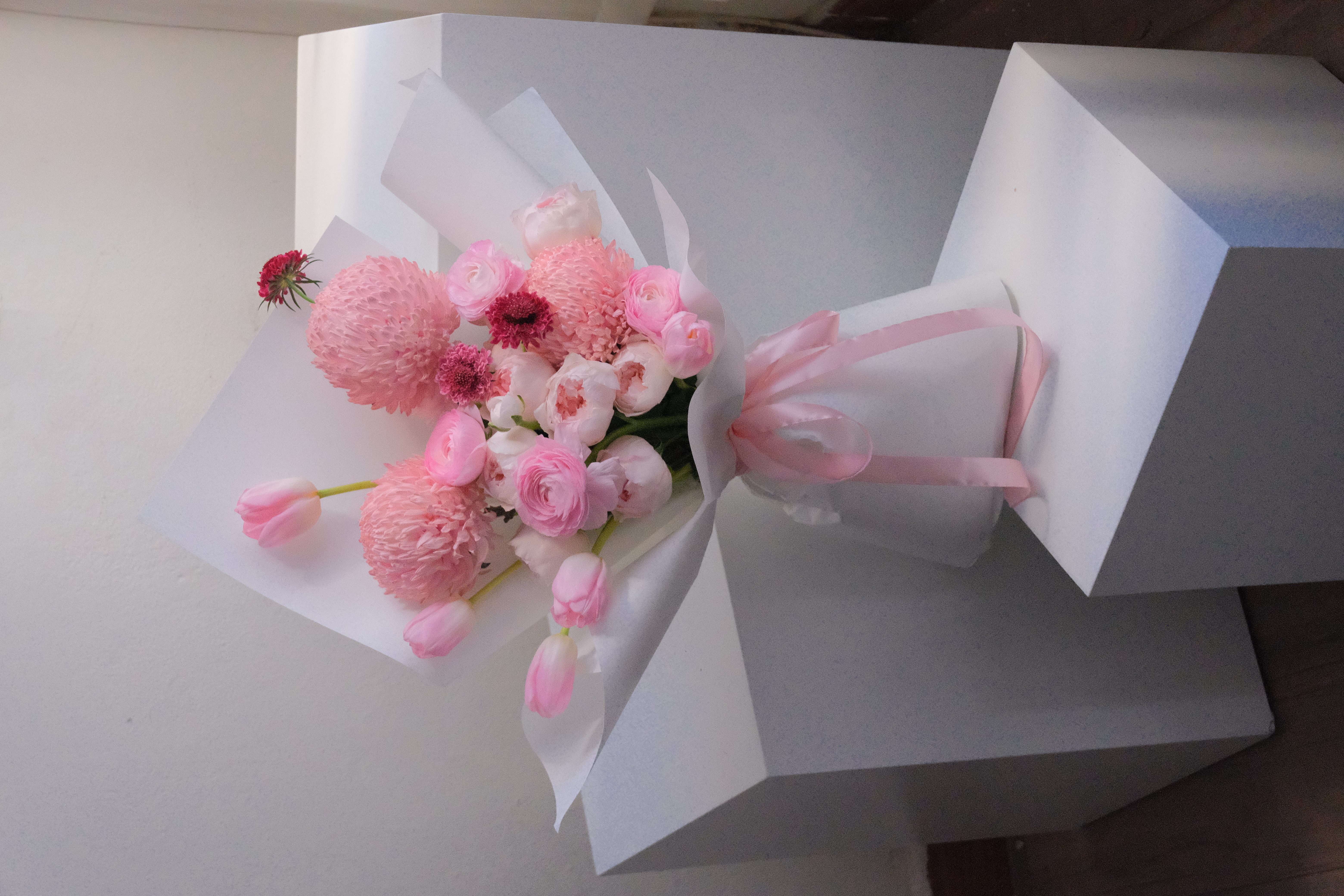 Bó hoa tone hồng mix mao lương, tulips, cúc mẫu đơn