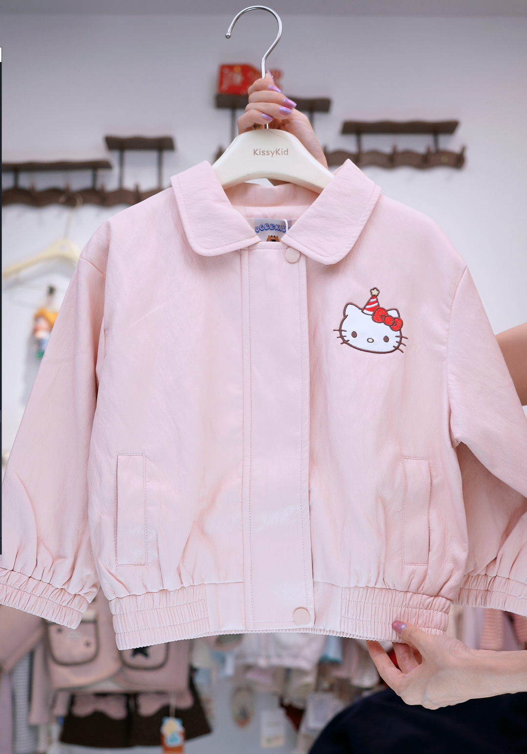 UC59 - Áo khoác bomber thêu mèo Kitty màu hồng hãng UCEE 58105 (Sz90-130)_thumbnail_2