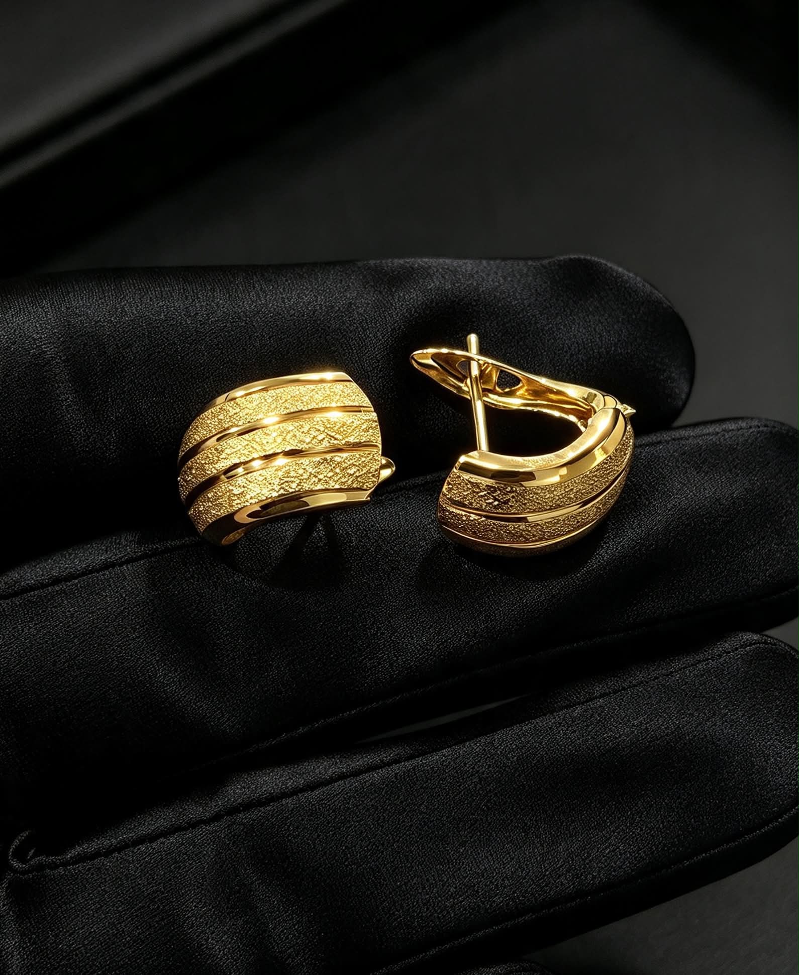 MATTE CLIP EARRING