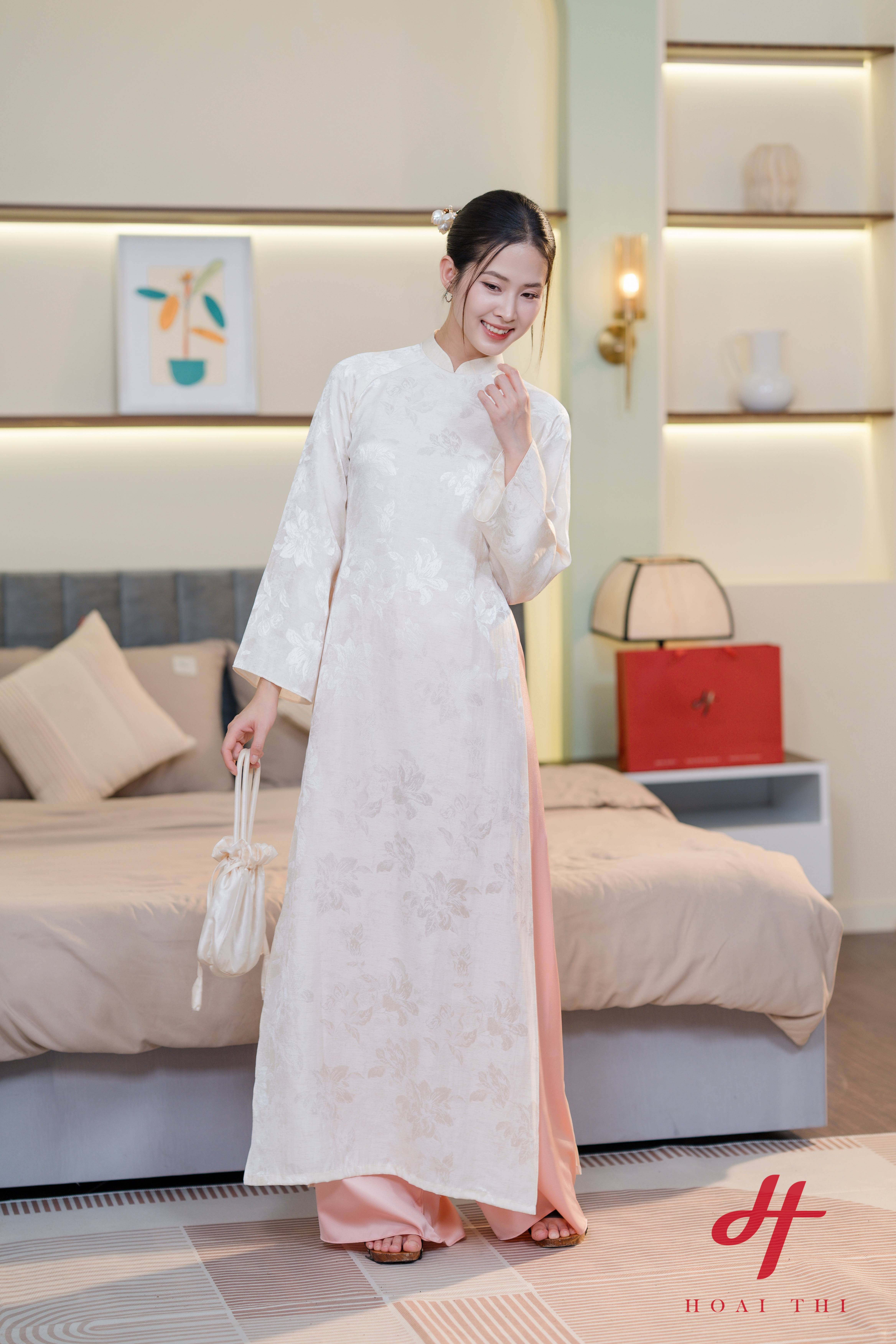 Áo dài cách tân Bách Hợp - Chất liệu lụa gấm thêu hoa dệt chìm ánh bạc sang trọng_thumbnail_3