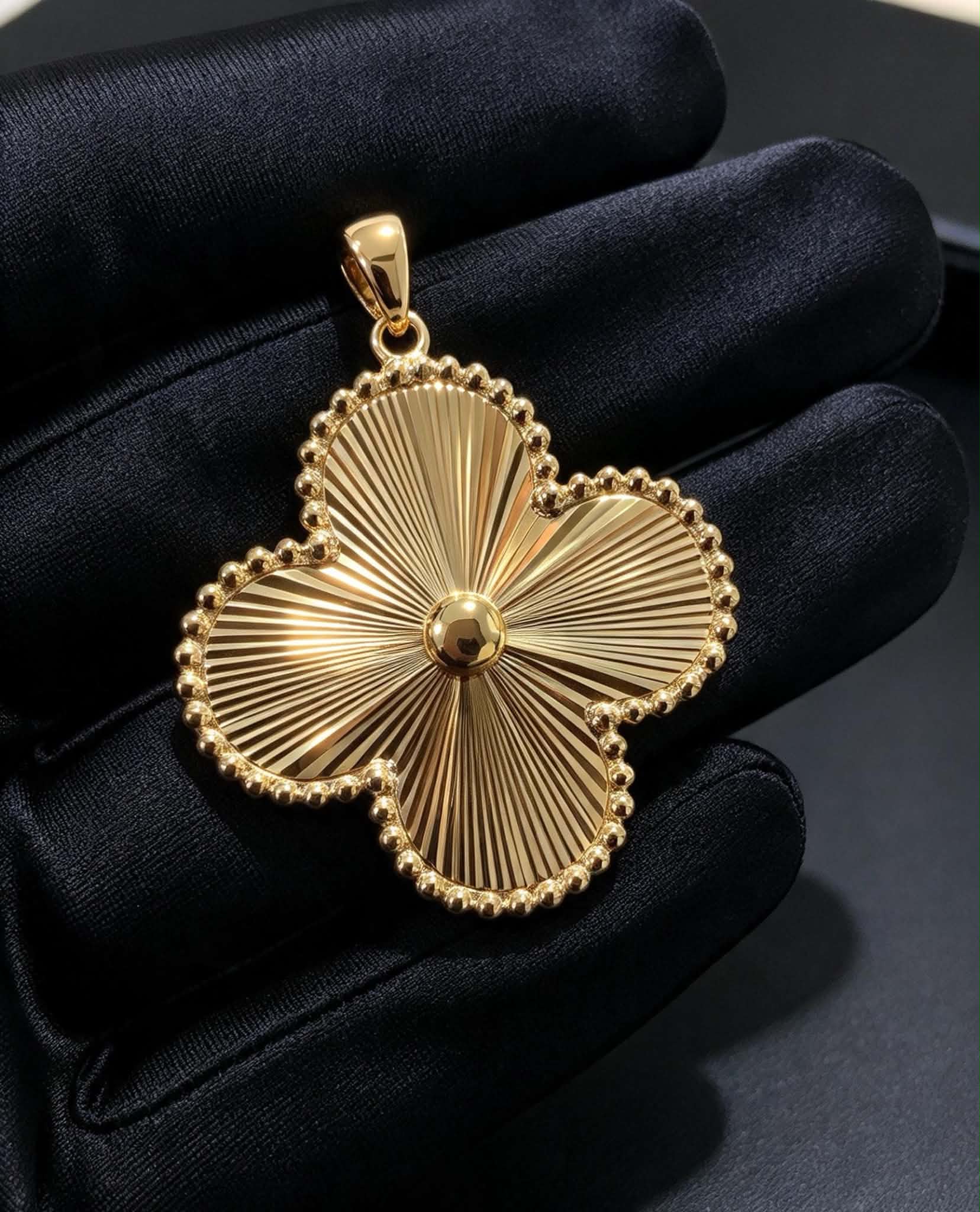 VCA BIG PENDANT