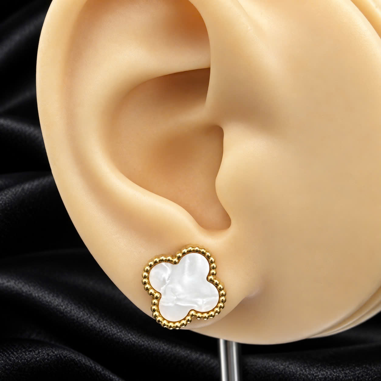 khuyên kiểu cặp cỏ bốn lá màu trắng xà cừ sang chảnh viền bi vàng quý phái_thumbnail_3
