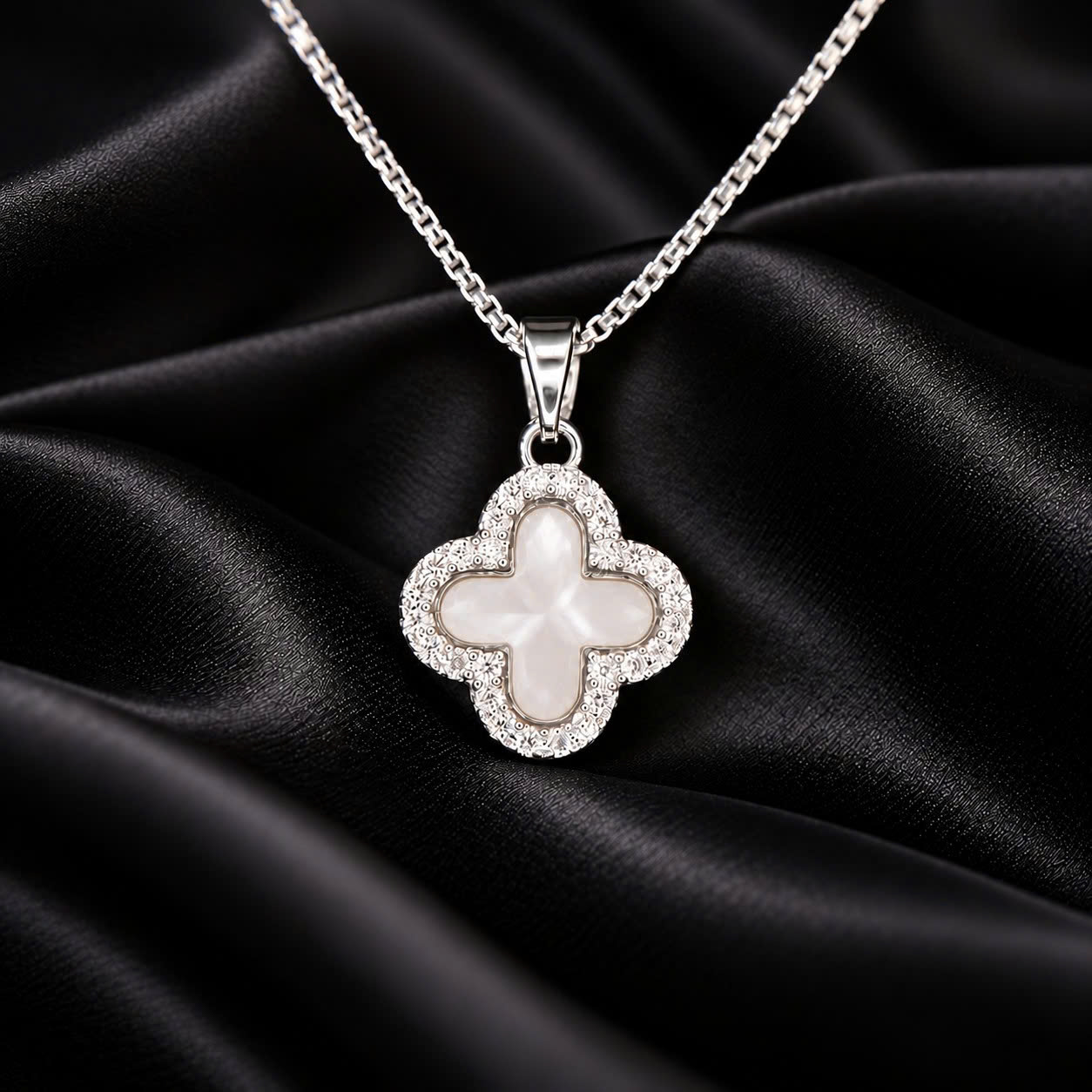 vòng cổ titan van cleef cỏ bốn lá hai mặt trắng đen xà cừ viền kim cương_thumbnail_3