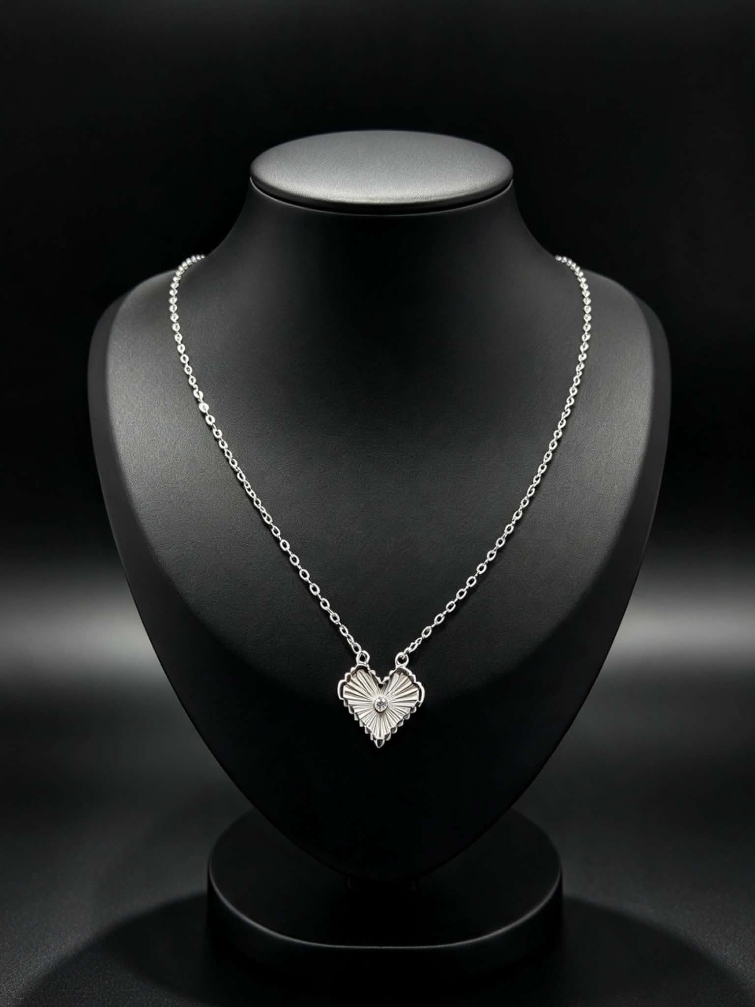 FLUTED HEART NECKLACE SILVER