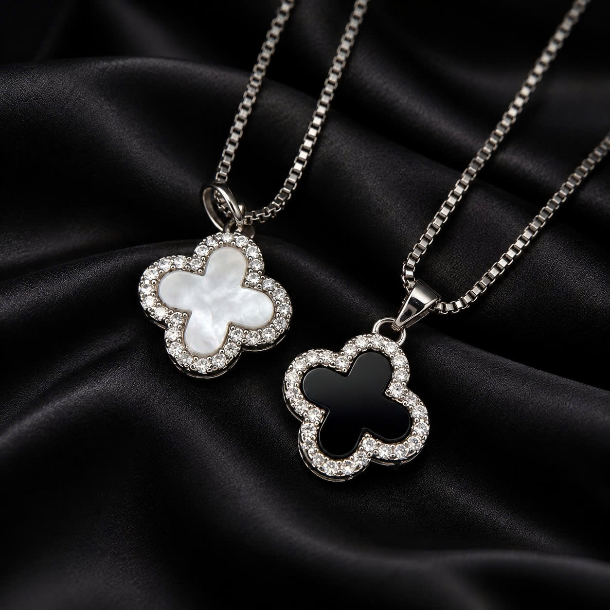 vòng cổ titan van cleef cỏ bốn lá hai mặt trắng đen xà cừ viền kim cương