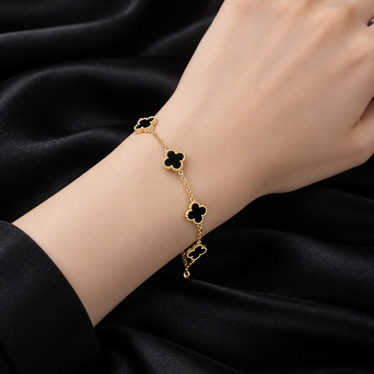 Vòng tay van cleef đá đen nhỏ màu vàng
