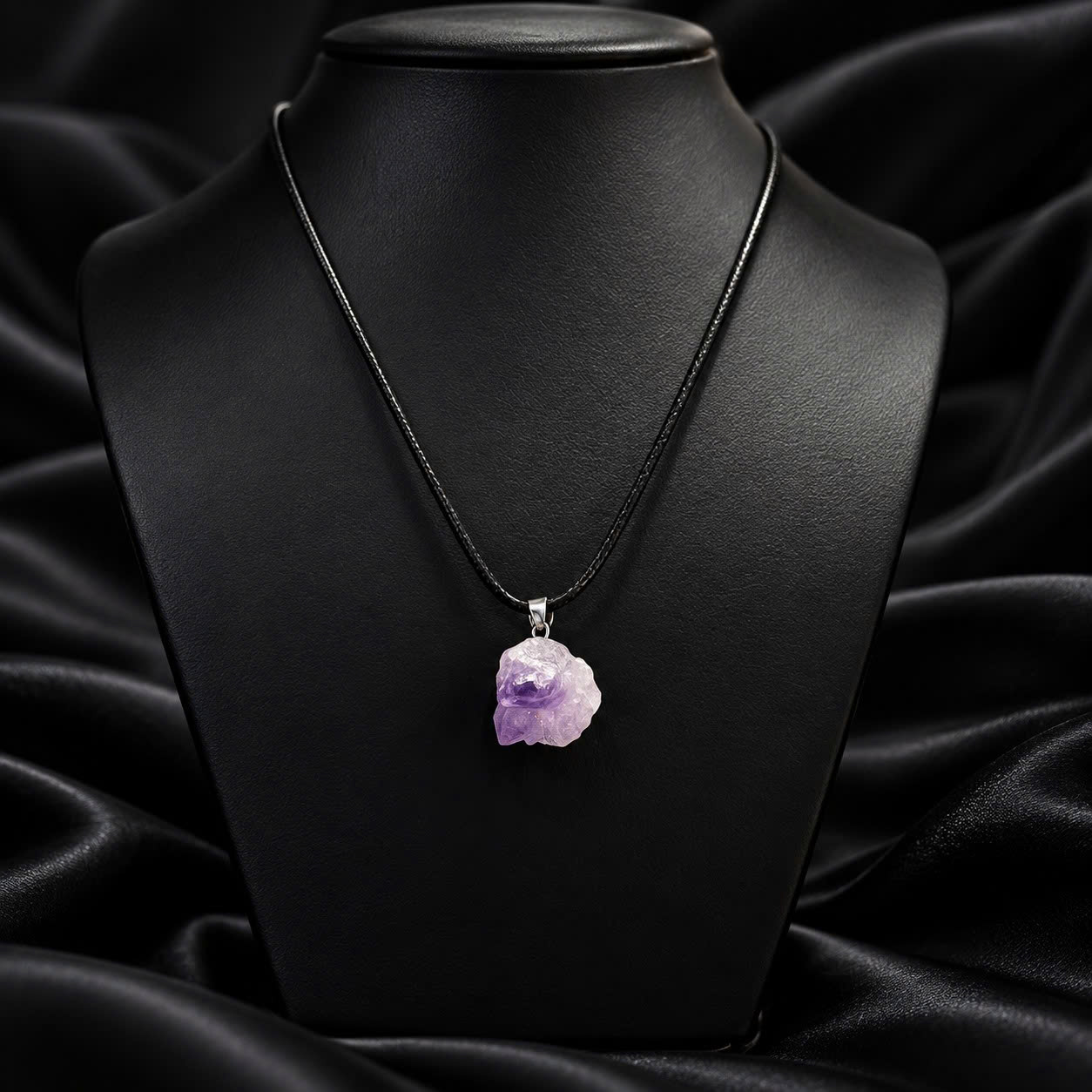 Vòng cổ phong thuỷ charm đá thạch anh tím.