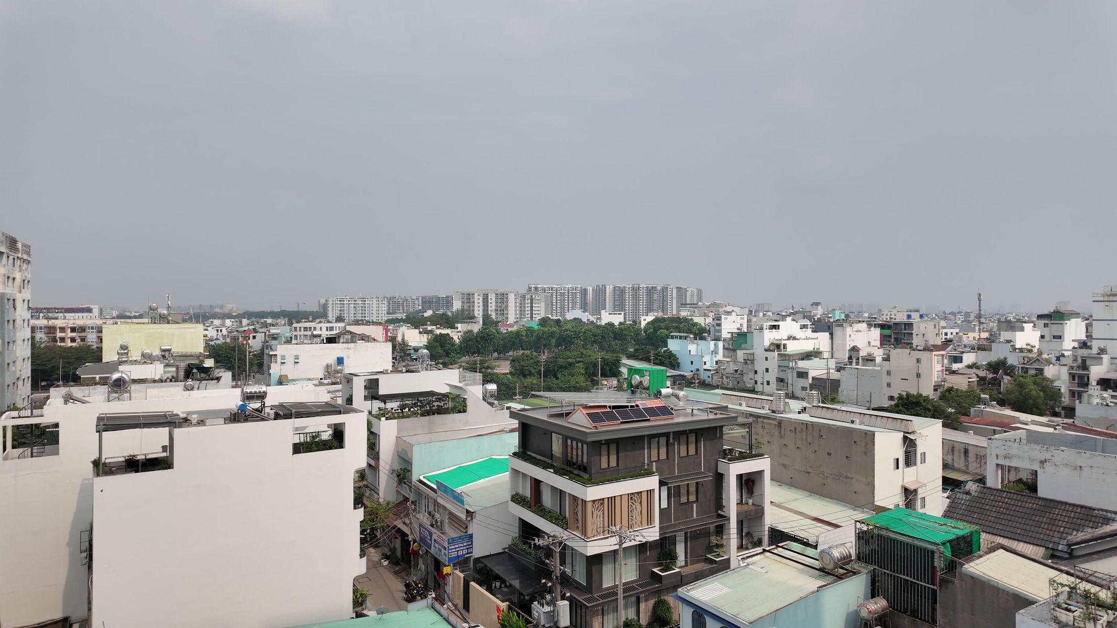 Sài Gòn nhìn từ sân thượng một tòa căn hộ dịch vụ cho thuê
