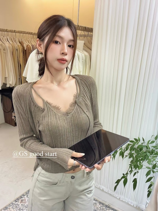 Lucas - Set áo len 2 dây gân dọc viền ren nhẹ + áo cardigan gân dọc cài cúc_thumbnail_4