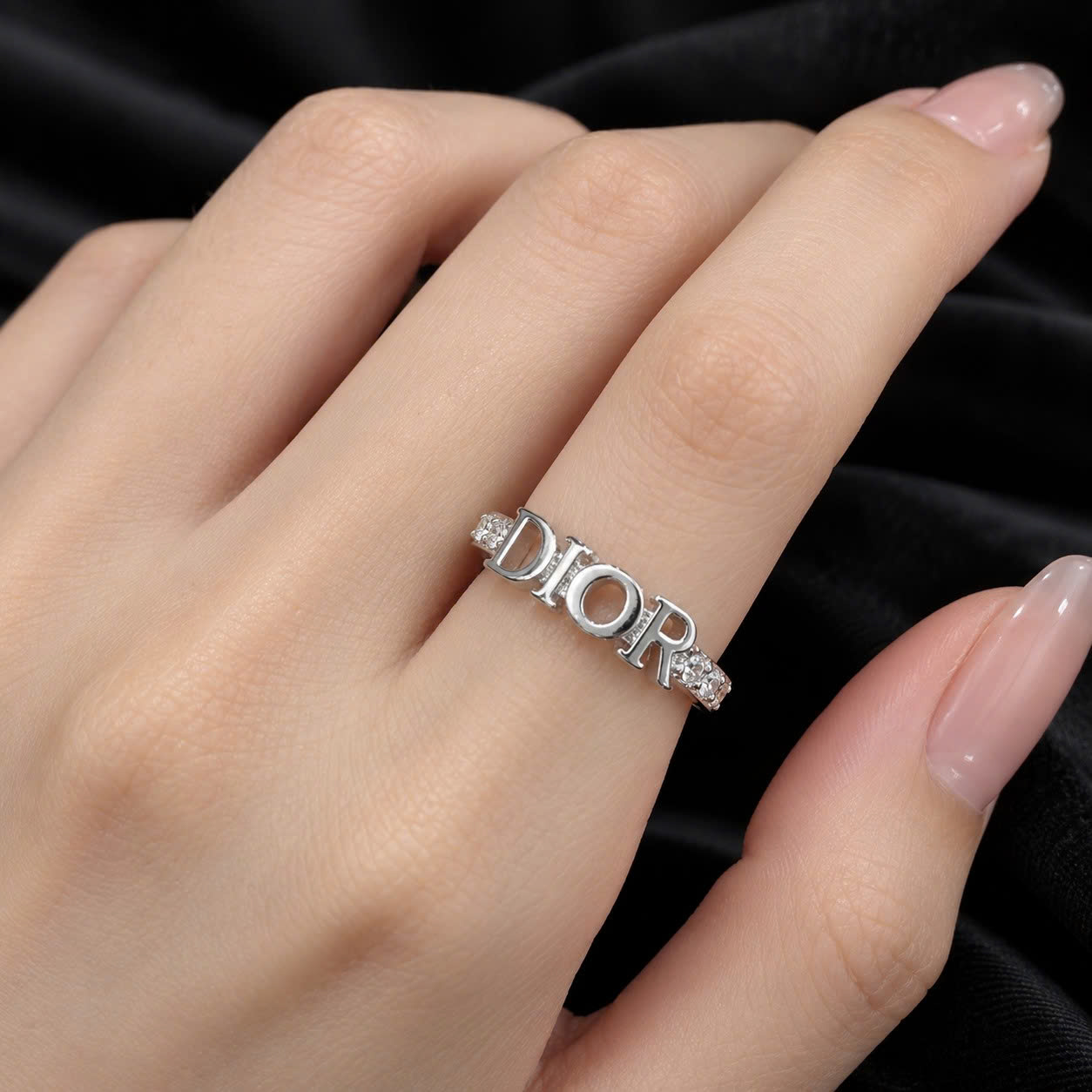 nhẫn kiểu khắc chữ DIOR viền kim cương sang trọng size 6_thumbnail_3