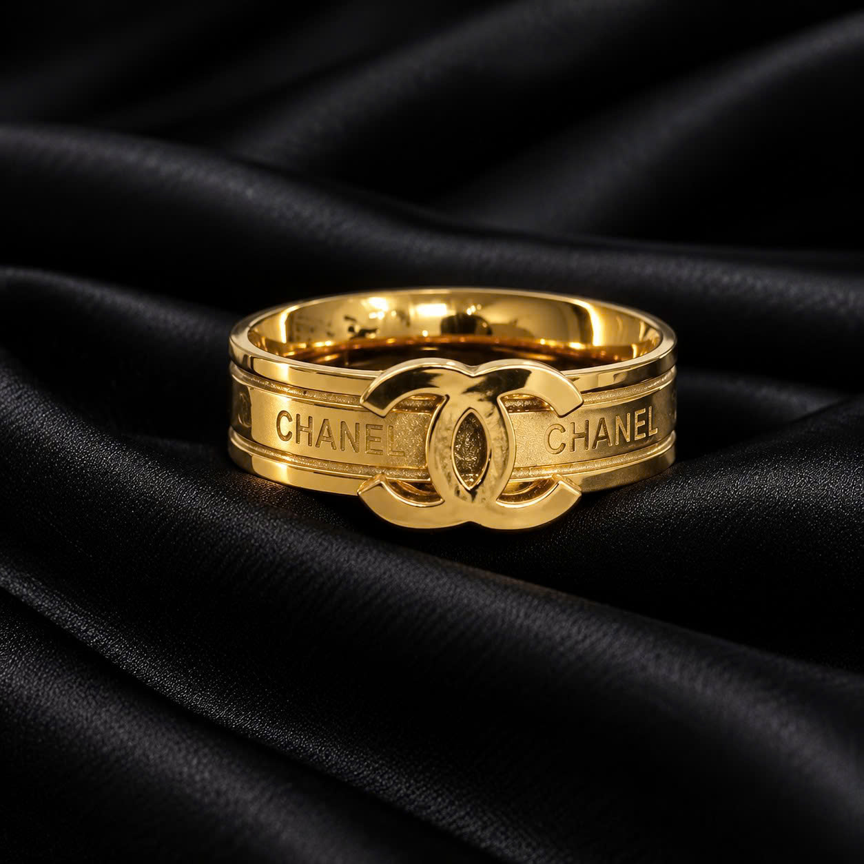 nhẫn kiểu titan vàng logo Chanel dập nổi khắc chữ size 5_thumbnail_2