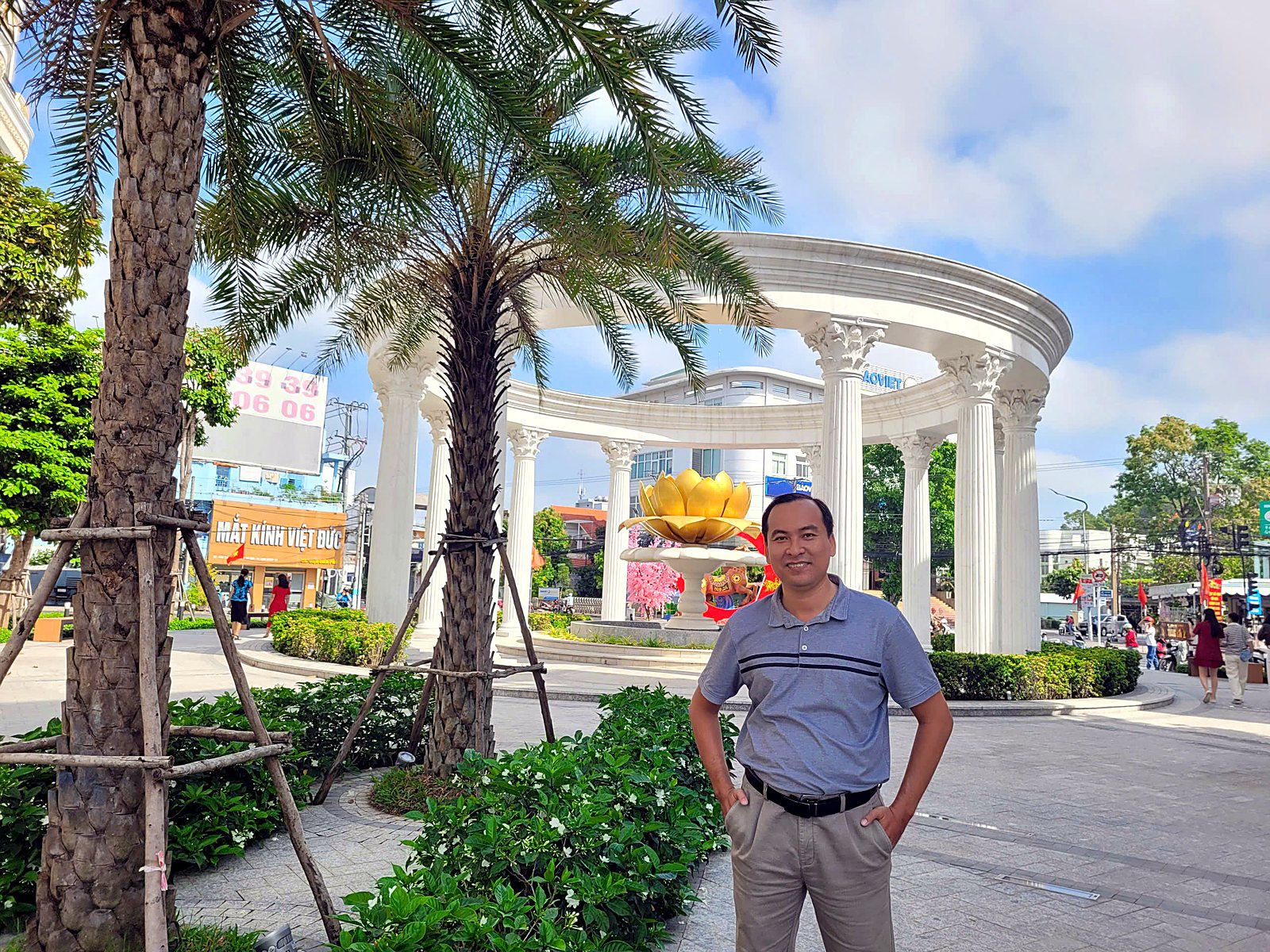 Tuấn Golden tại vòm biểu tượng