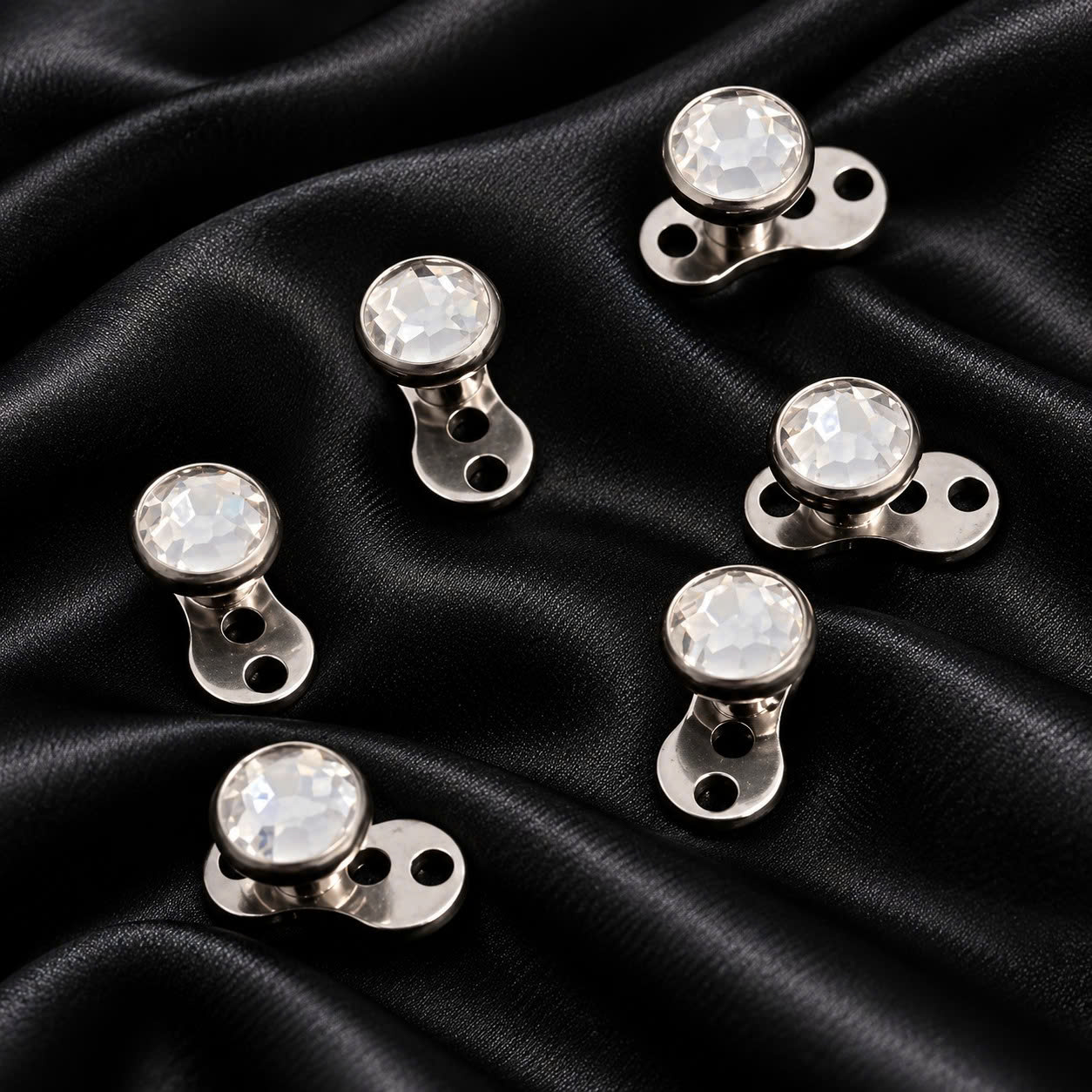 Khuyên cấy titan full thân charm.