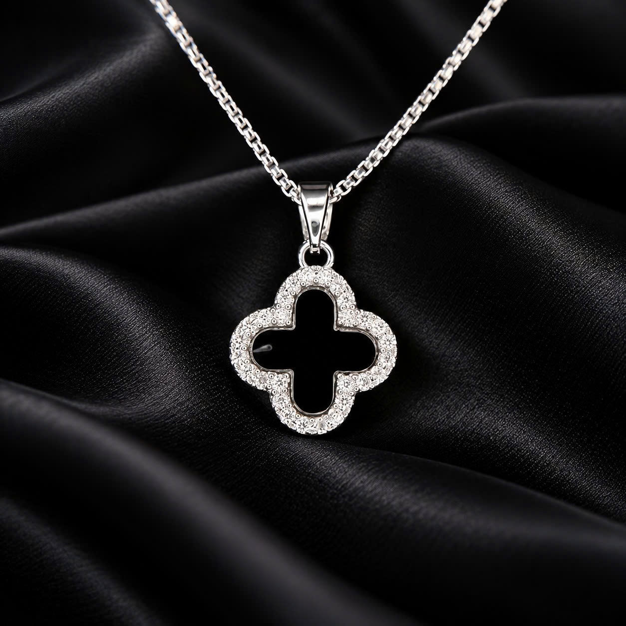 vòng cổ titan van cleef cỏ bốn lá hai mặt trắng đen xà cừ viền kim cương_thumbnail_2