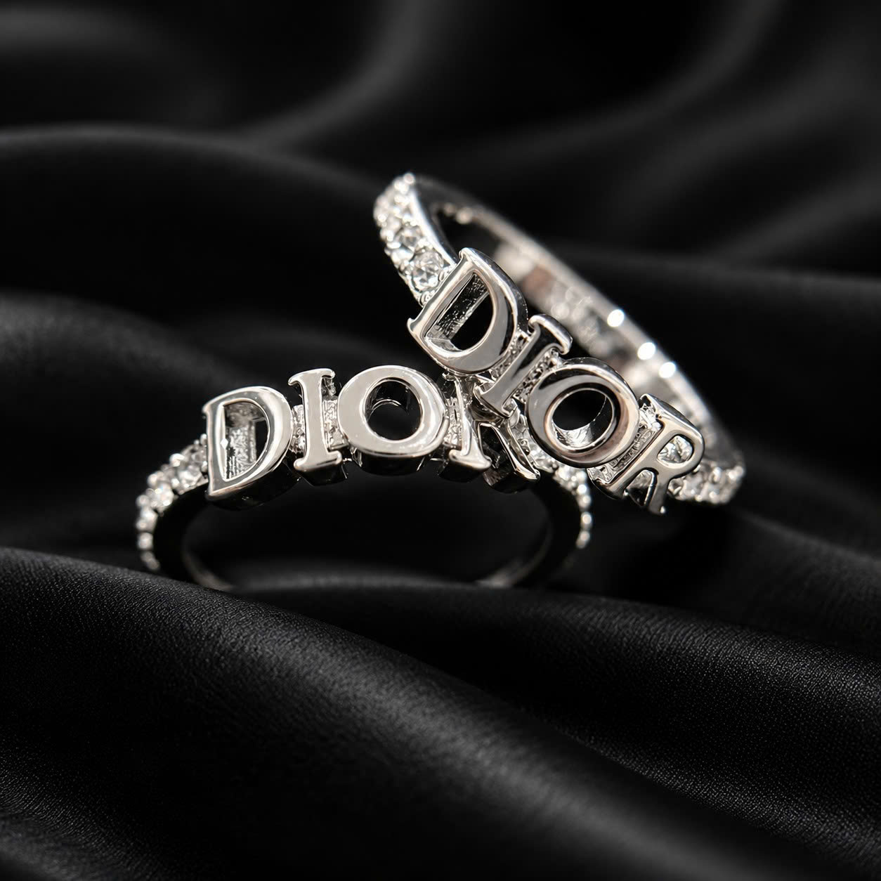 nhẫn kiểu khắc chữ DIOR viền kim cương sang trọng size 6