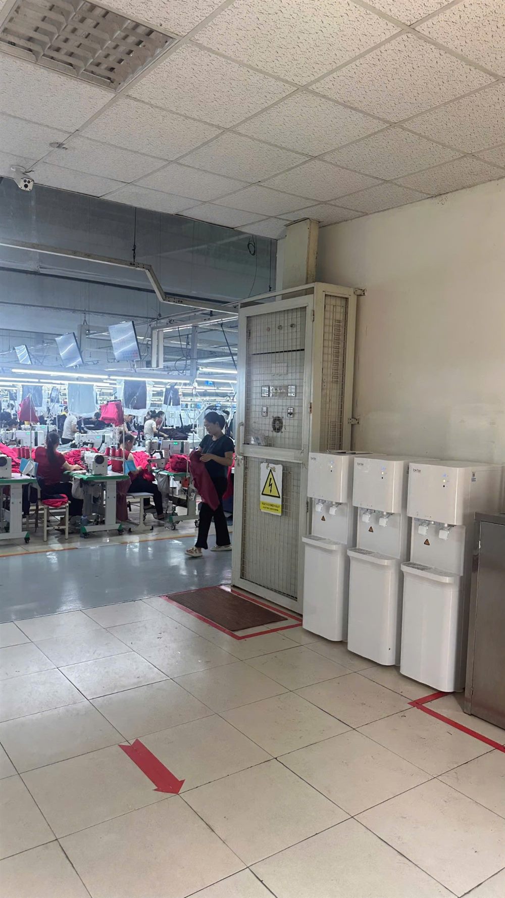 3 máy TW-3950 lắp cạnh xưởng may