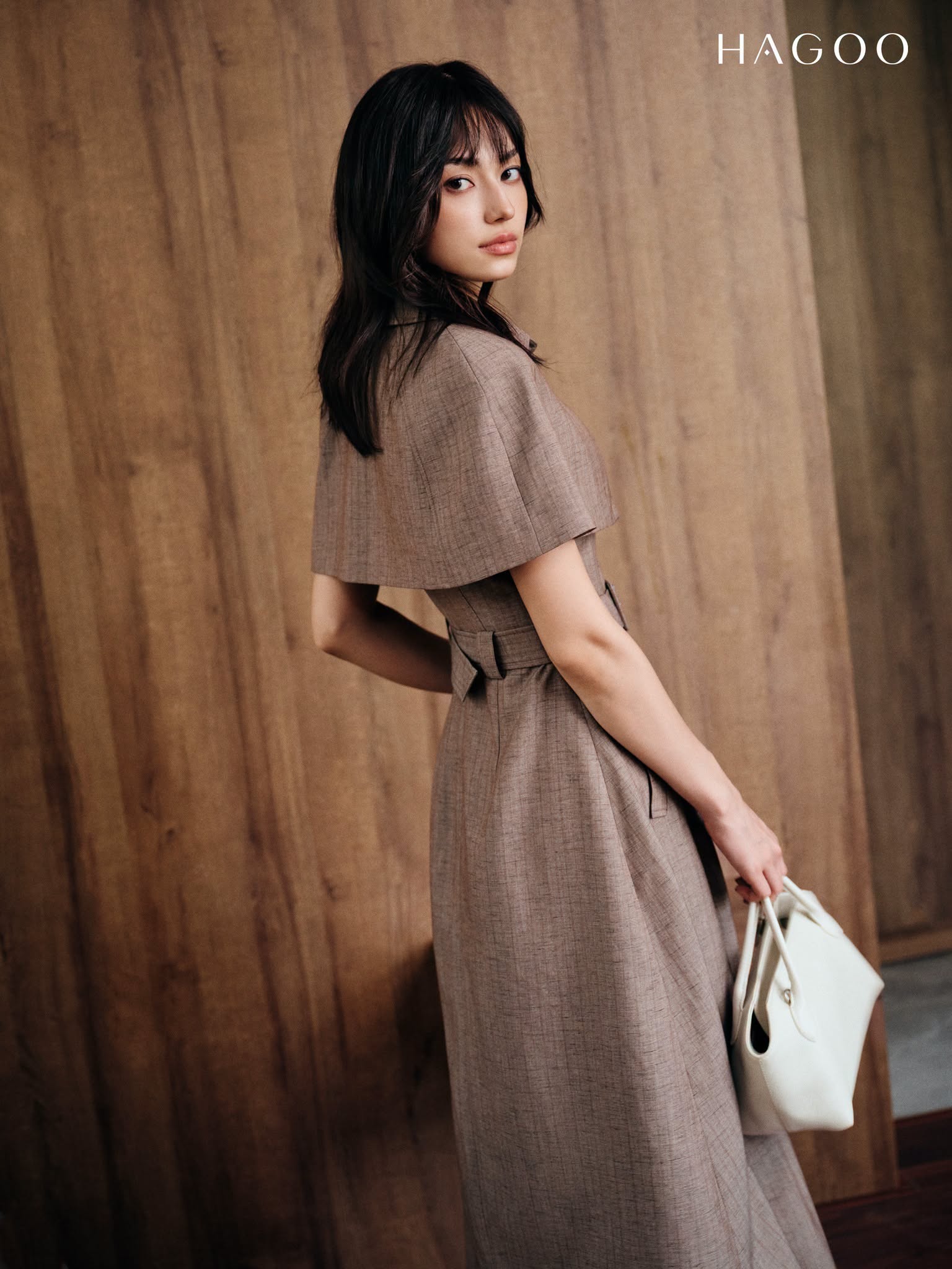 Váy dài xếp ly choàng cape HAGOO