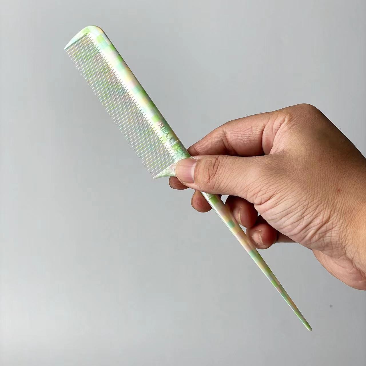 Lược đuôi chuột N.B.A.A họa tiết NB-WA (tặng bình xịt)