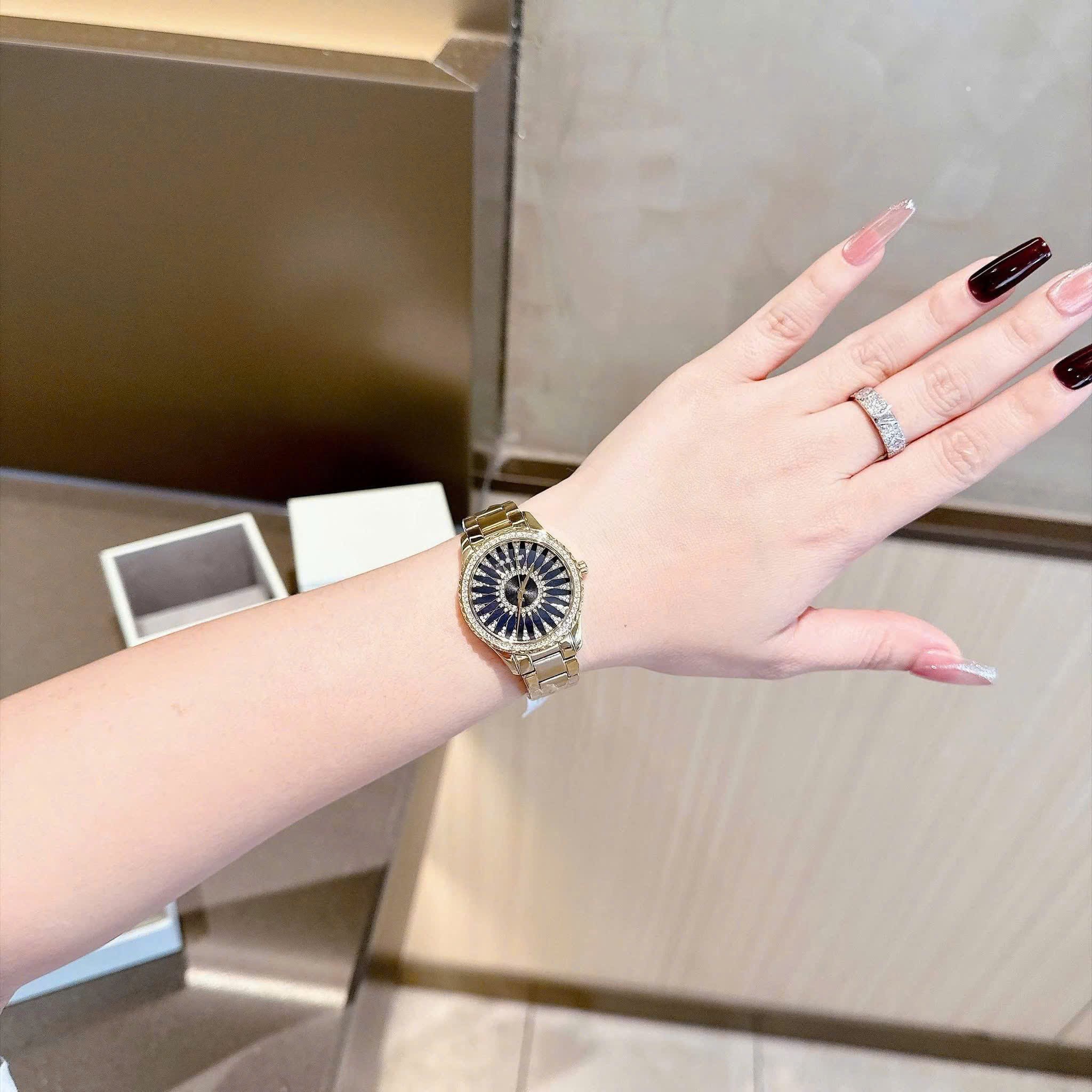 ĐỒNG HỒ NỮ XÁCH TAY STORE M K 6892