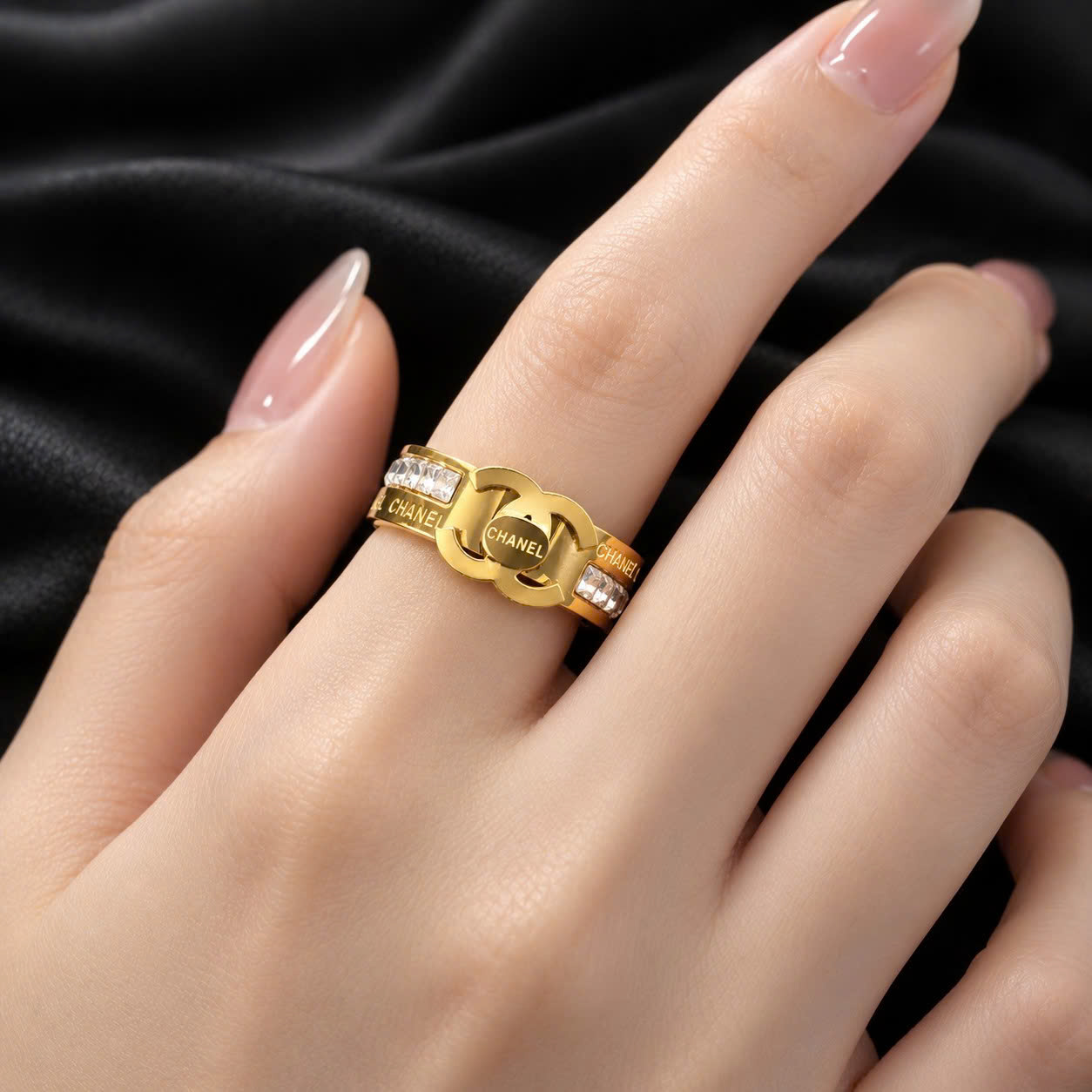 nhẫn kiểu titan vàng Chanel khắc chữ size 7_thumbnail_3