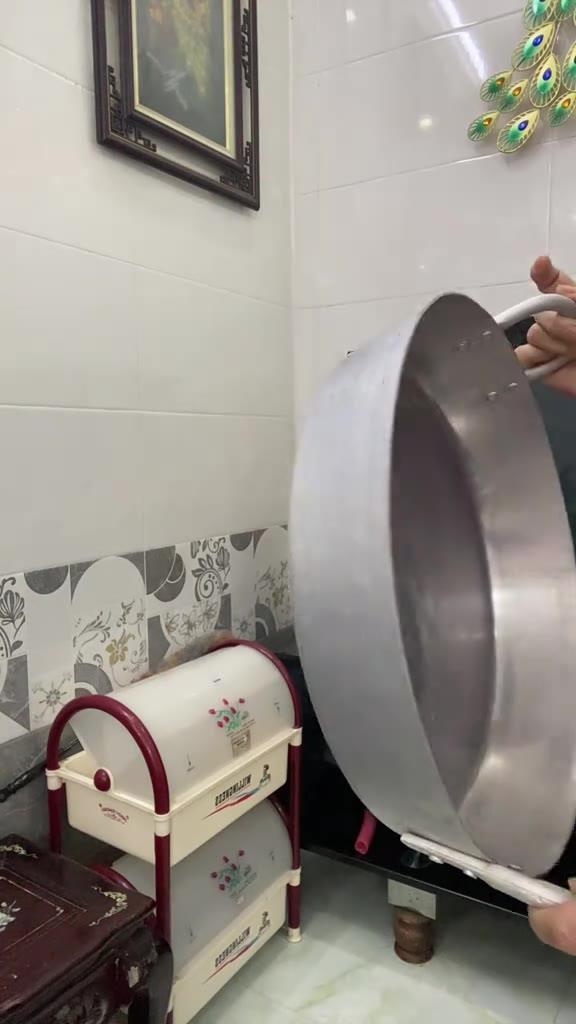 Nghiêng chảo đáy bằng thấy thành chảo cao