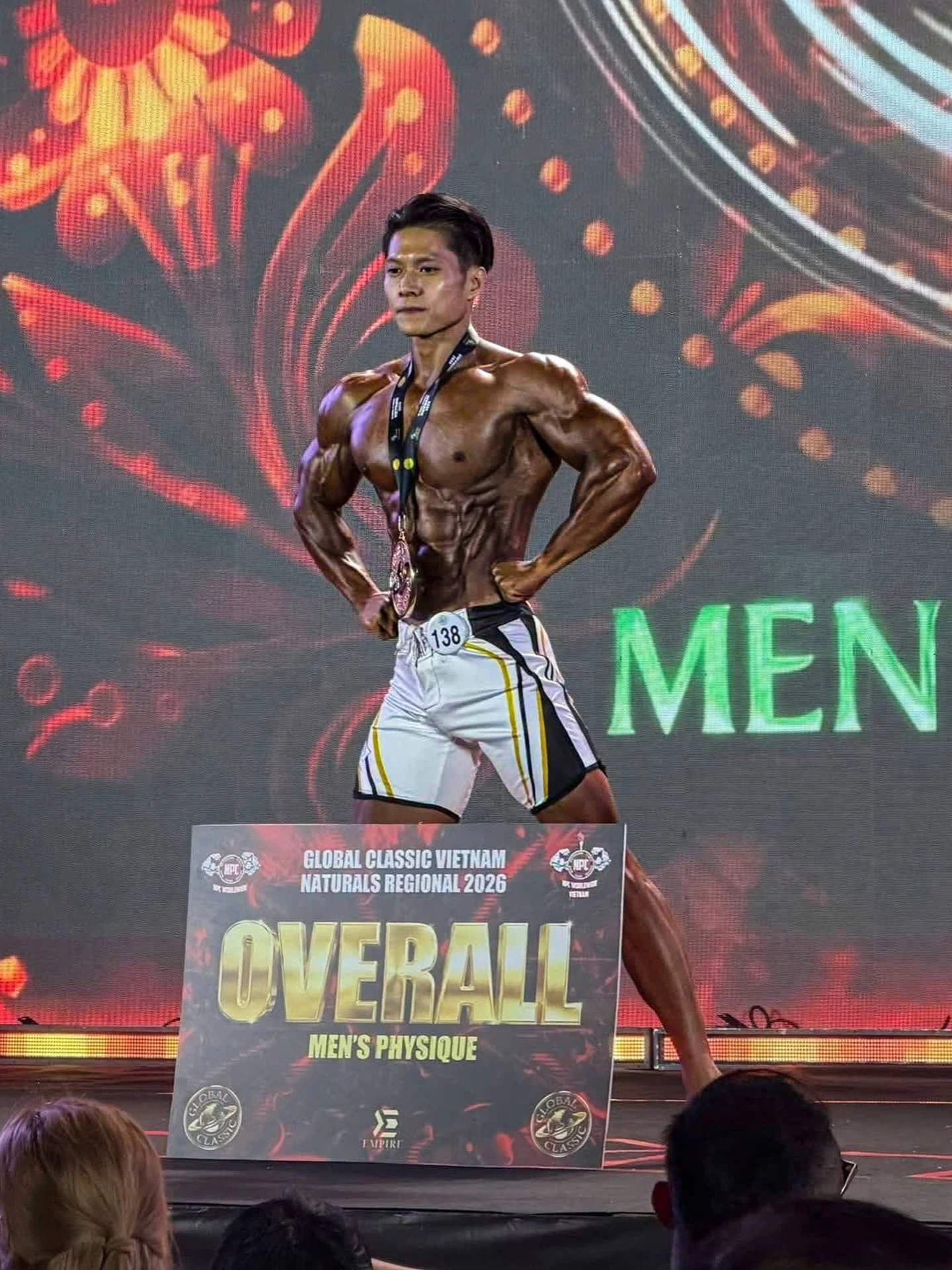 Giang Hoàng tạo dáng trên sân khấu Men's Physique