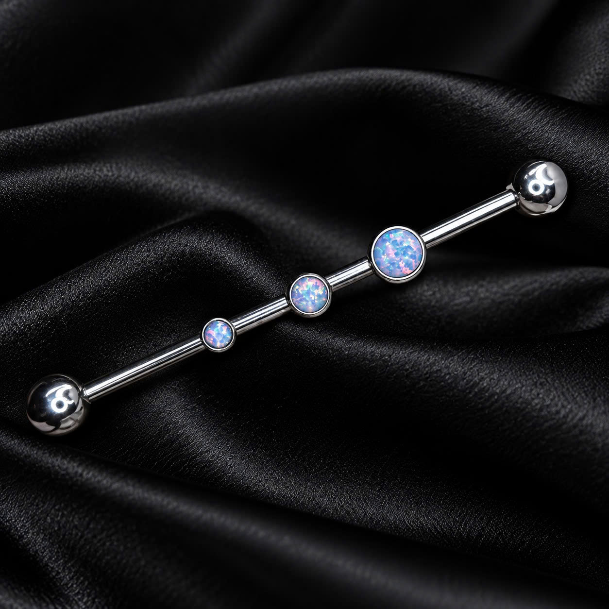 Khuyên indus titan 3 đá opal.