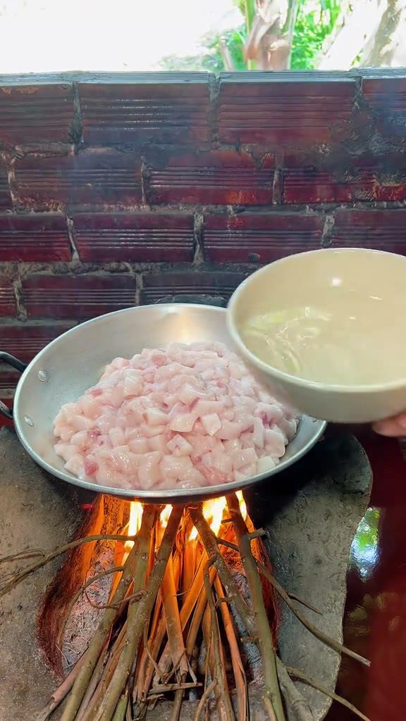 Chảo nhôm trên bếp củi
