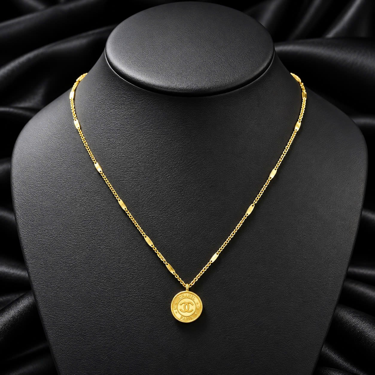 vòng cổ titan vàng charm Chanel tròn_thumbnail_3