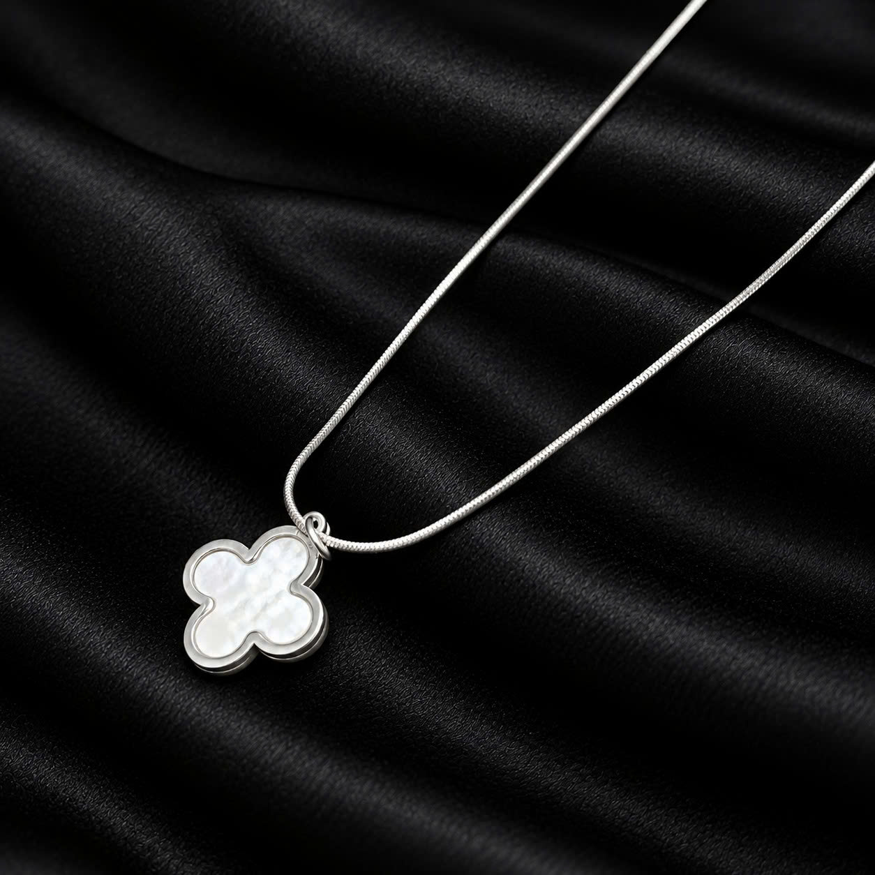 vòng cổ titan van cleef trắng xà cừ
