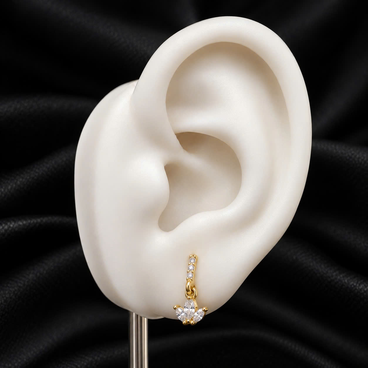 Vòng vàng đính kim cương charm 3 lá size 8 bẻ._thumbnail_3