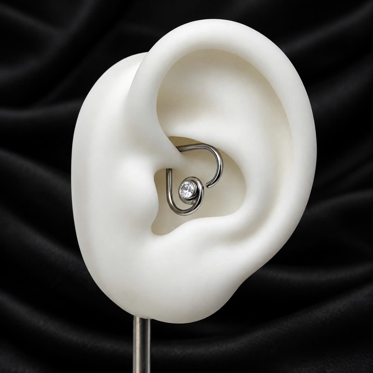 daith kiểu trái tim xoắn kim cương trắng tai trái._thumbnail_3