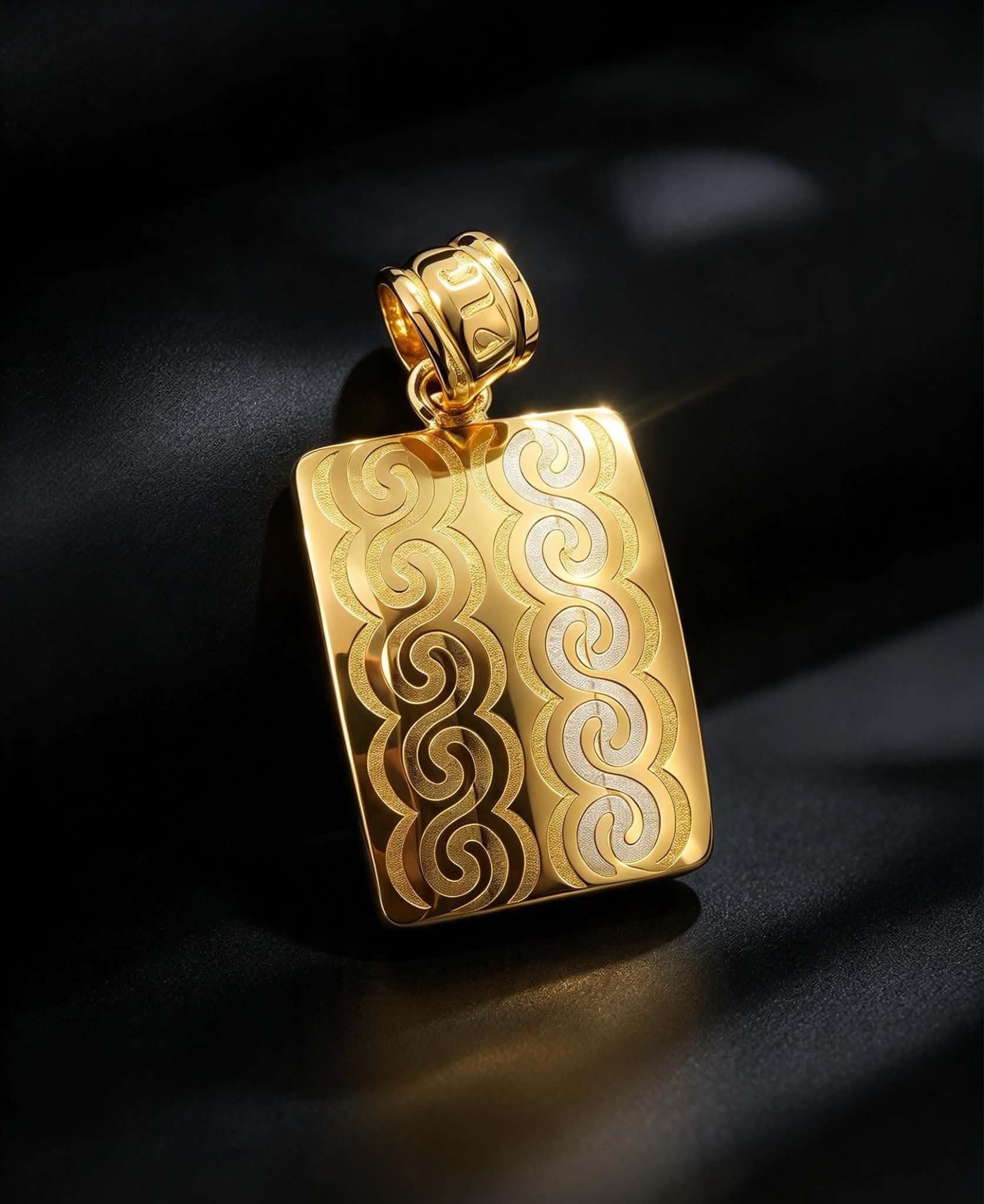 TWO TONED SQUARE PENDANT SUBASTA