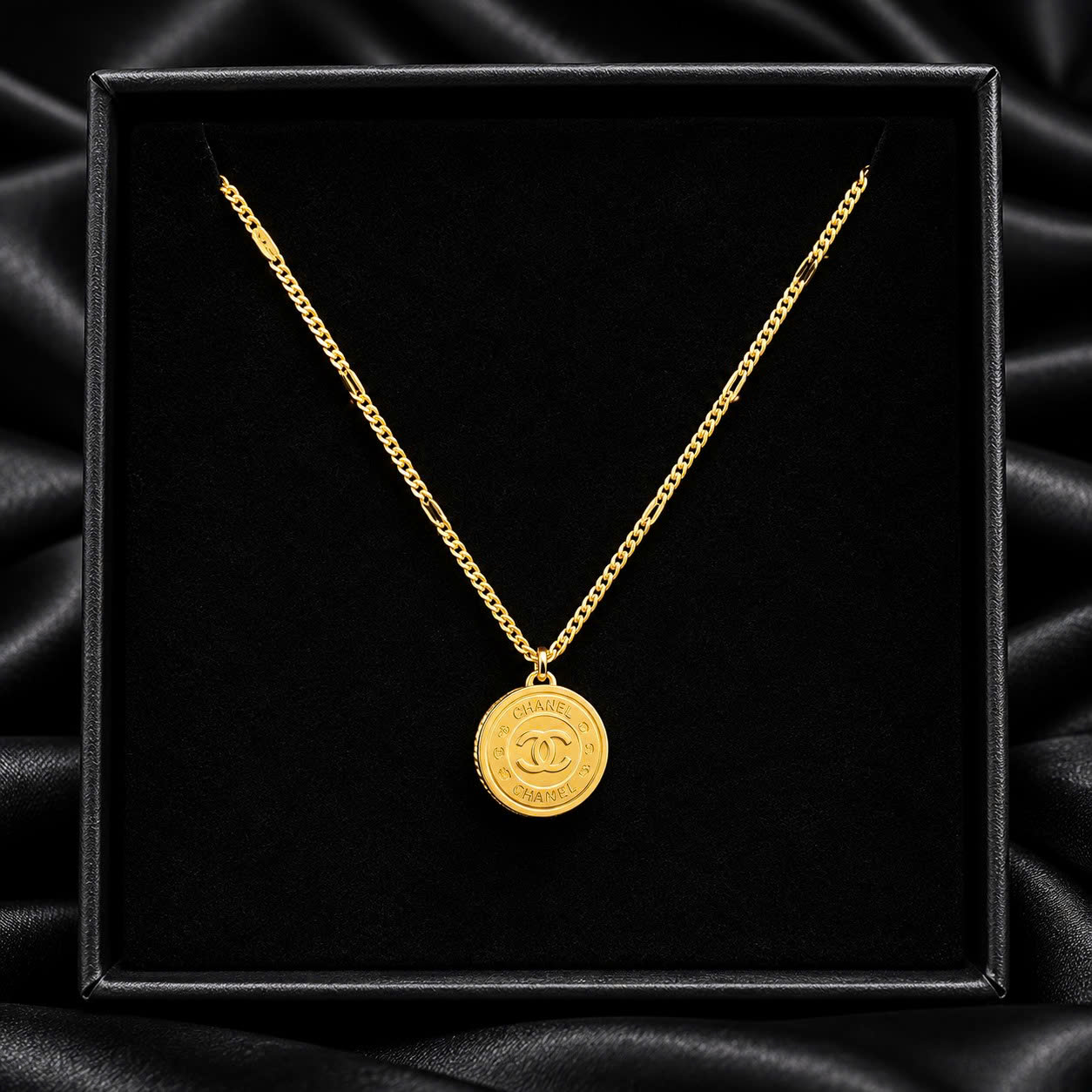 vòng cổ titan vàng charm Chanel tròn