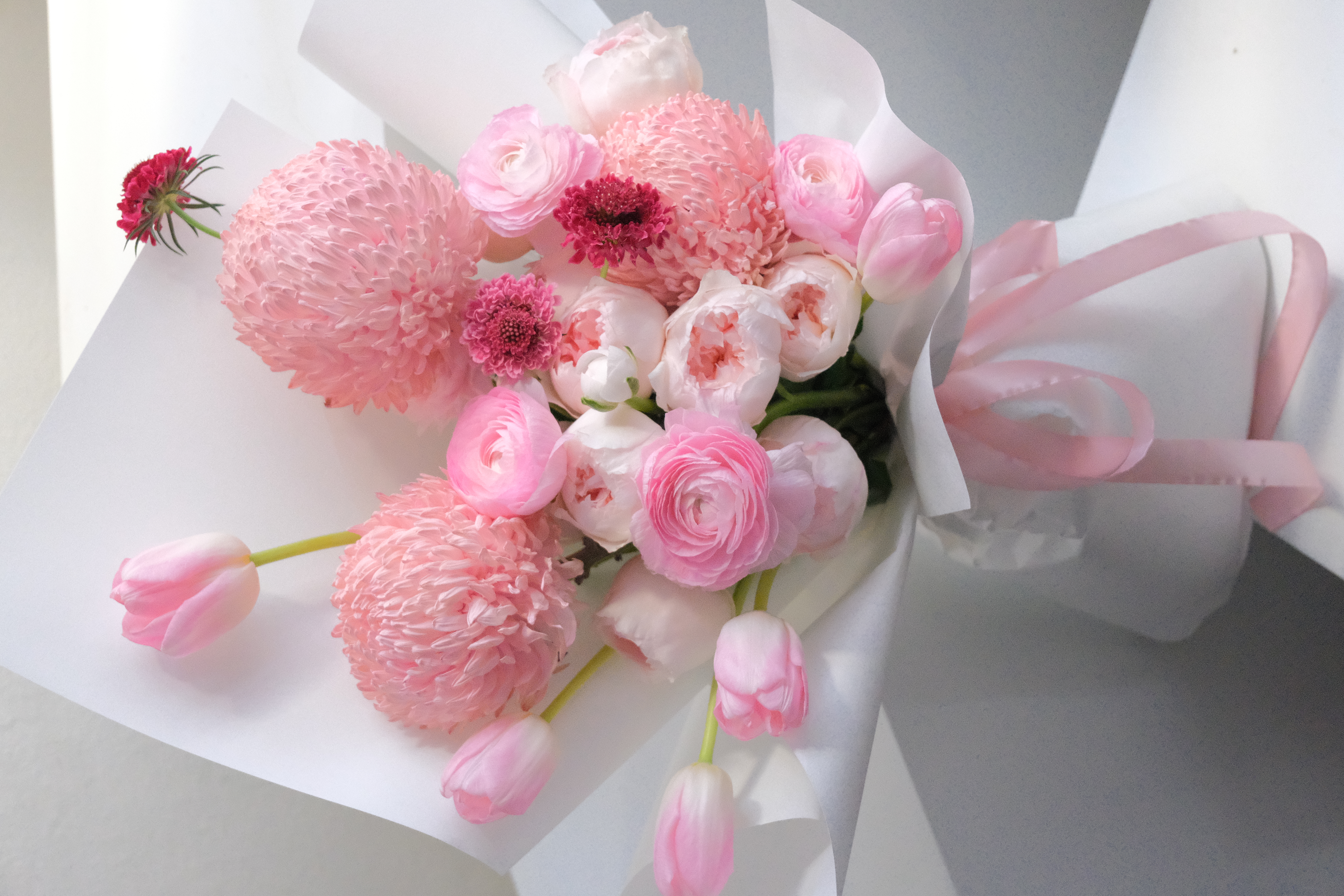 Bó hoa tone hồng mix mao lương, tulips, cúc mẫu đơn