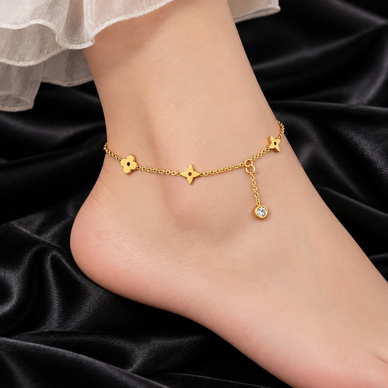 lắc chân titan sợi vàng hoa bốn cánh charm rơi kim cương.
