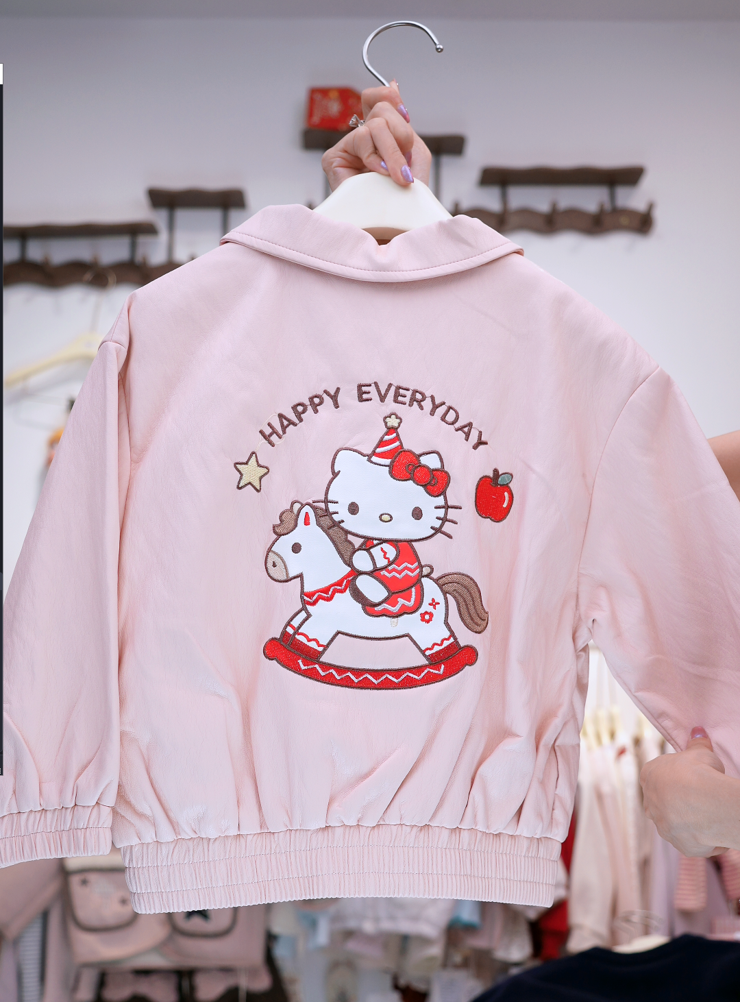 UC59 - Áo khoác bomber thêu mèo Kitty màu hồng hãng UCEE 58105 (Sz90-130)_thumbnail_1