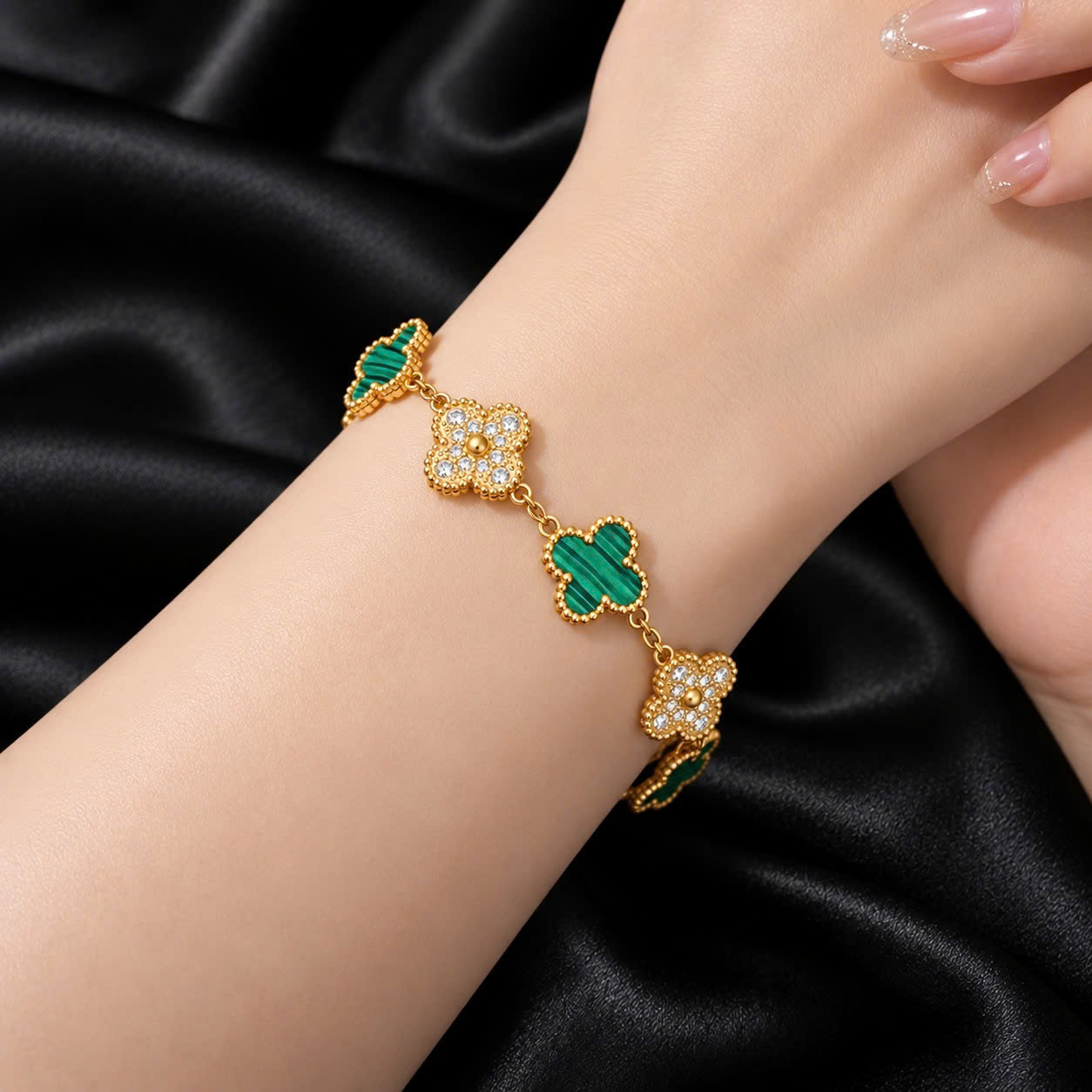 Vòng tay van cleef đá xanh xen kẽ đá kim cương màu vàng_thumbnail_3