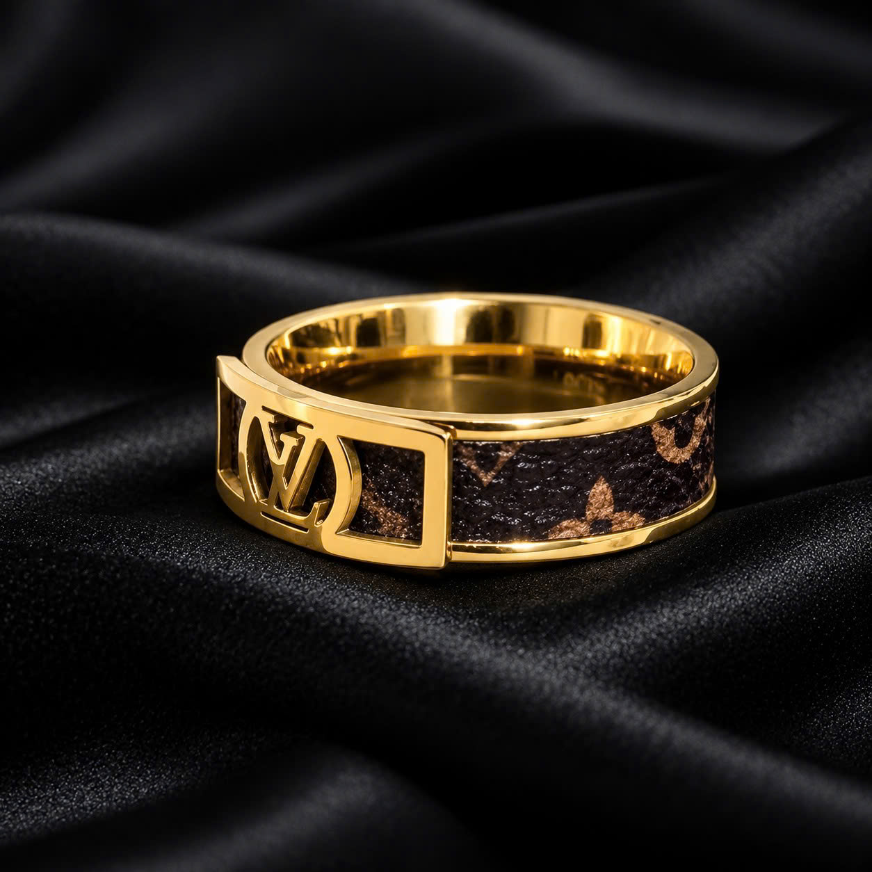 nhẫn kiểu titan hiệu vàng viền da LV