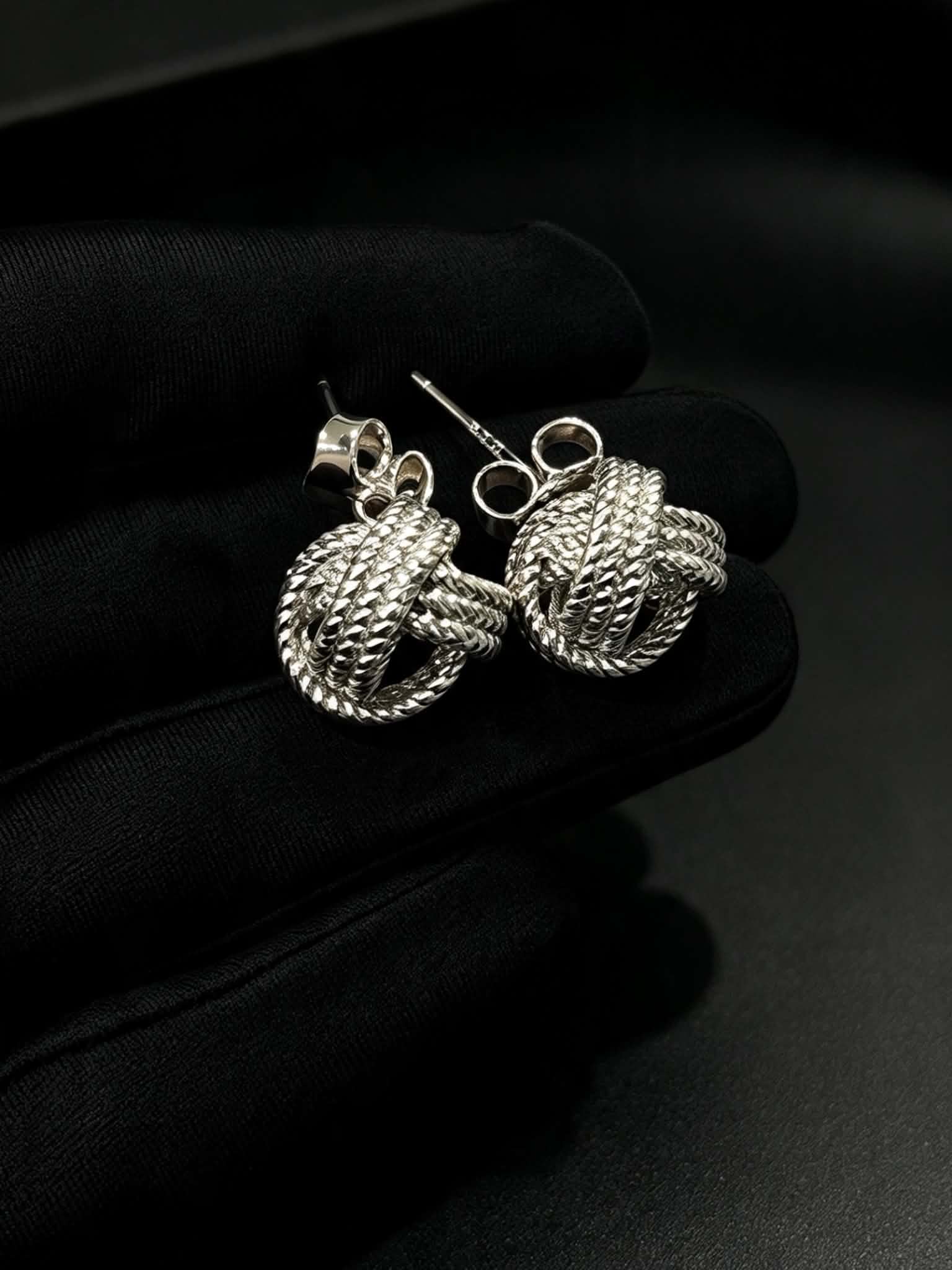 DIACUT KNOT STUD EARRING SILVER