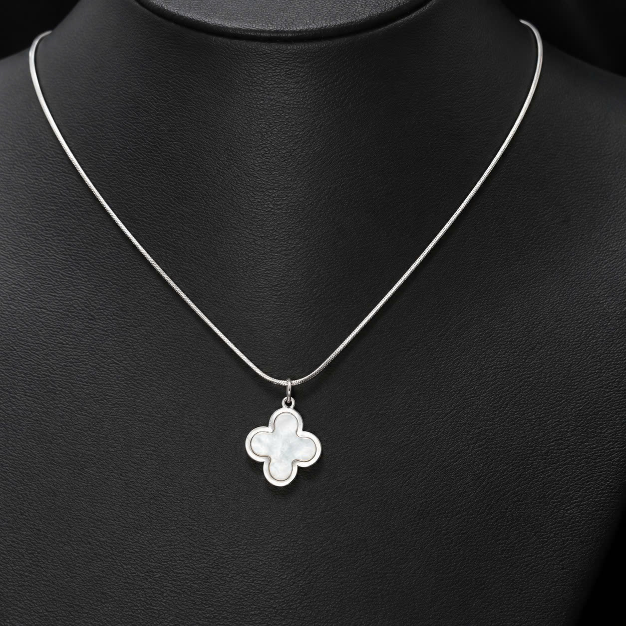 vòng cổ titan van cleef trắng xà cừ_thumbnail_3