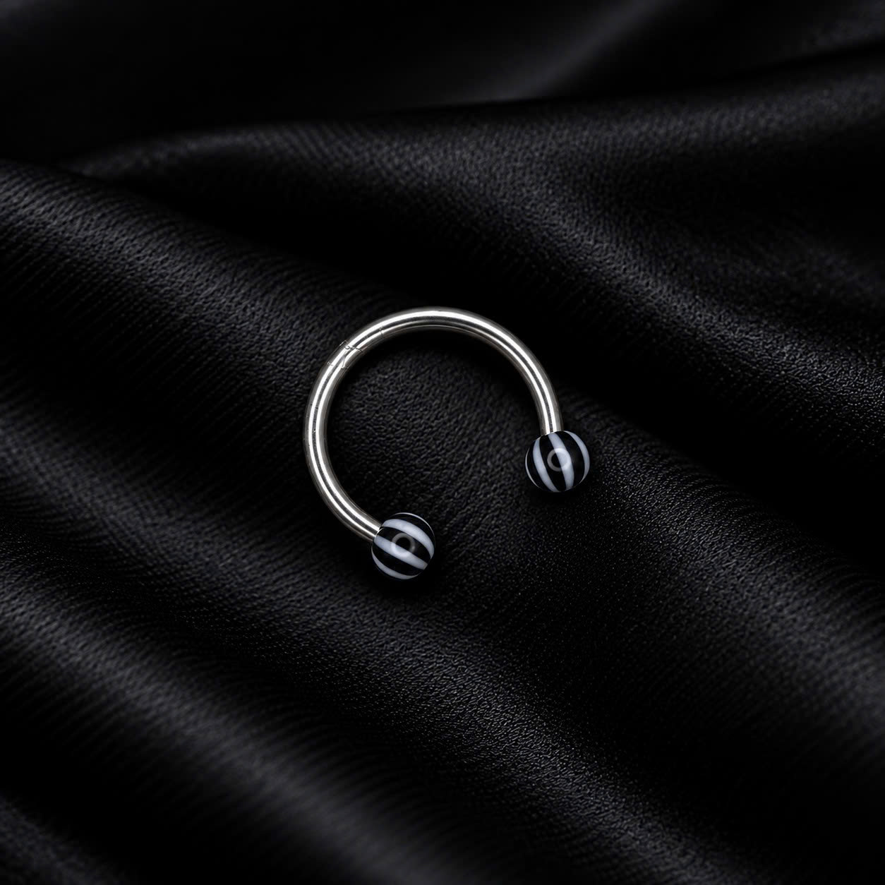 Septum bi đen sọc trắng.