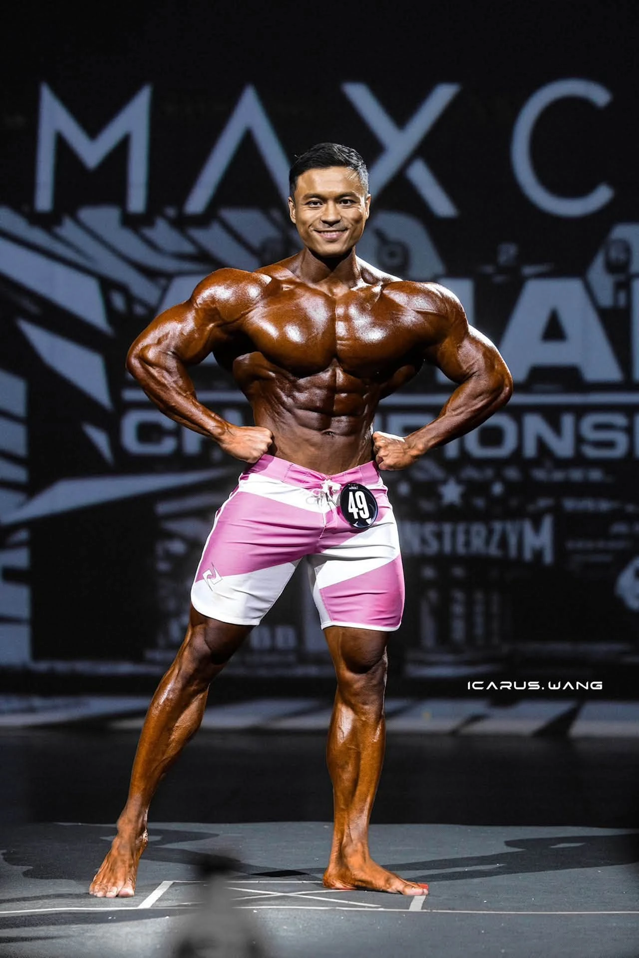 Vũ Minh Hiếu tạo dáng trên sân khấu Men's Physique, số báo danh 49