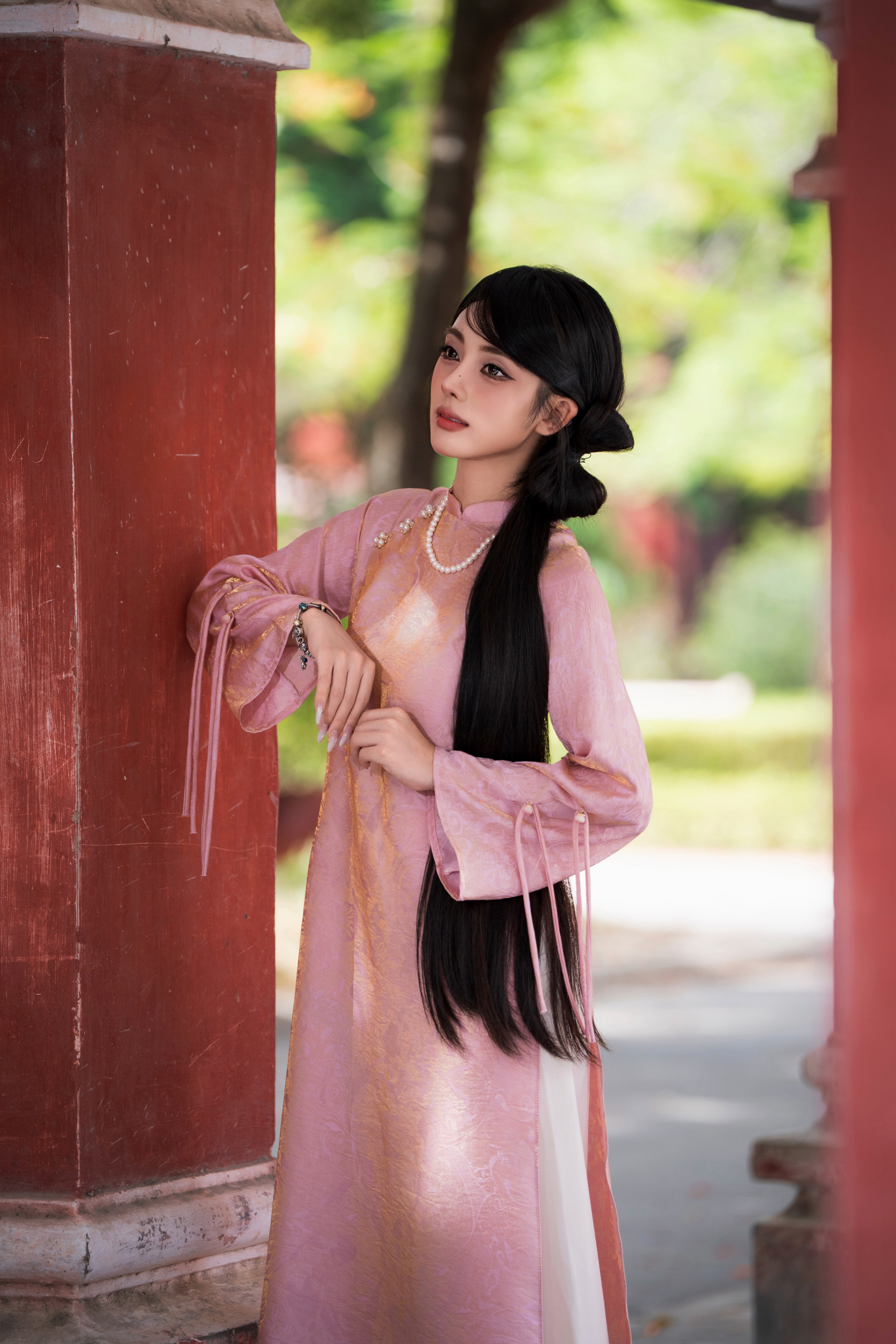 Áo dài cách tân Mộc Lan Hoa tiết tinh tế, chất liệu gấm lụa bay bổng, nhẹ nhàng | Hoài Thị - BST Sắc