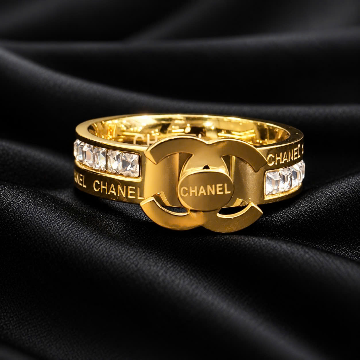 nhẫn kiểu titan vàng Chanel khắc chữ size 7