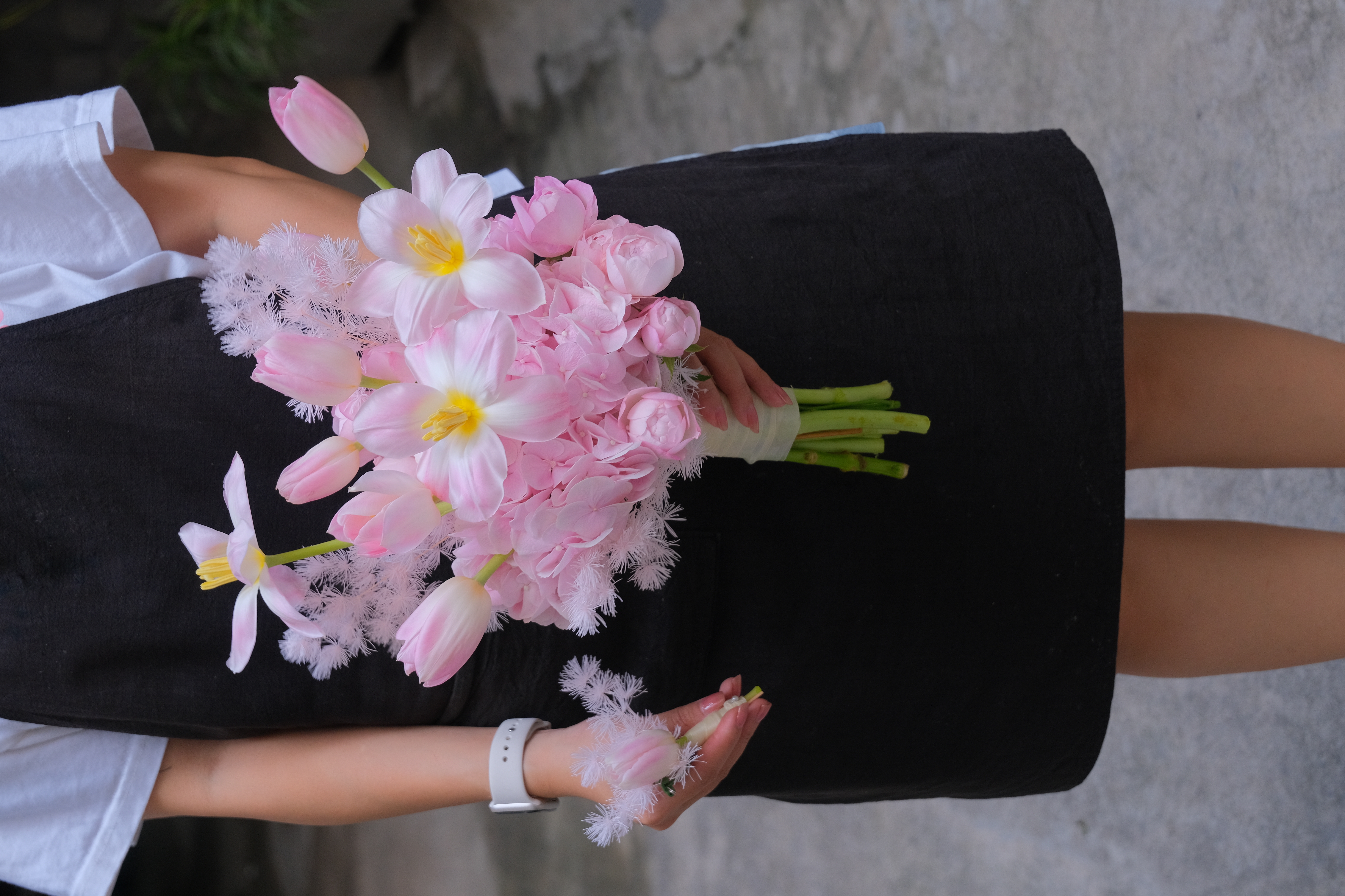 Bó hoa cưới tú cầu hồng mix Tulip, Plume, Tùng nho