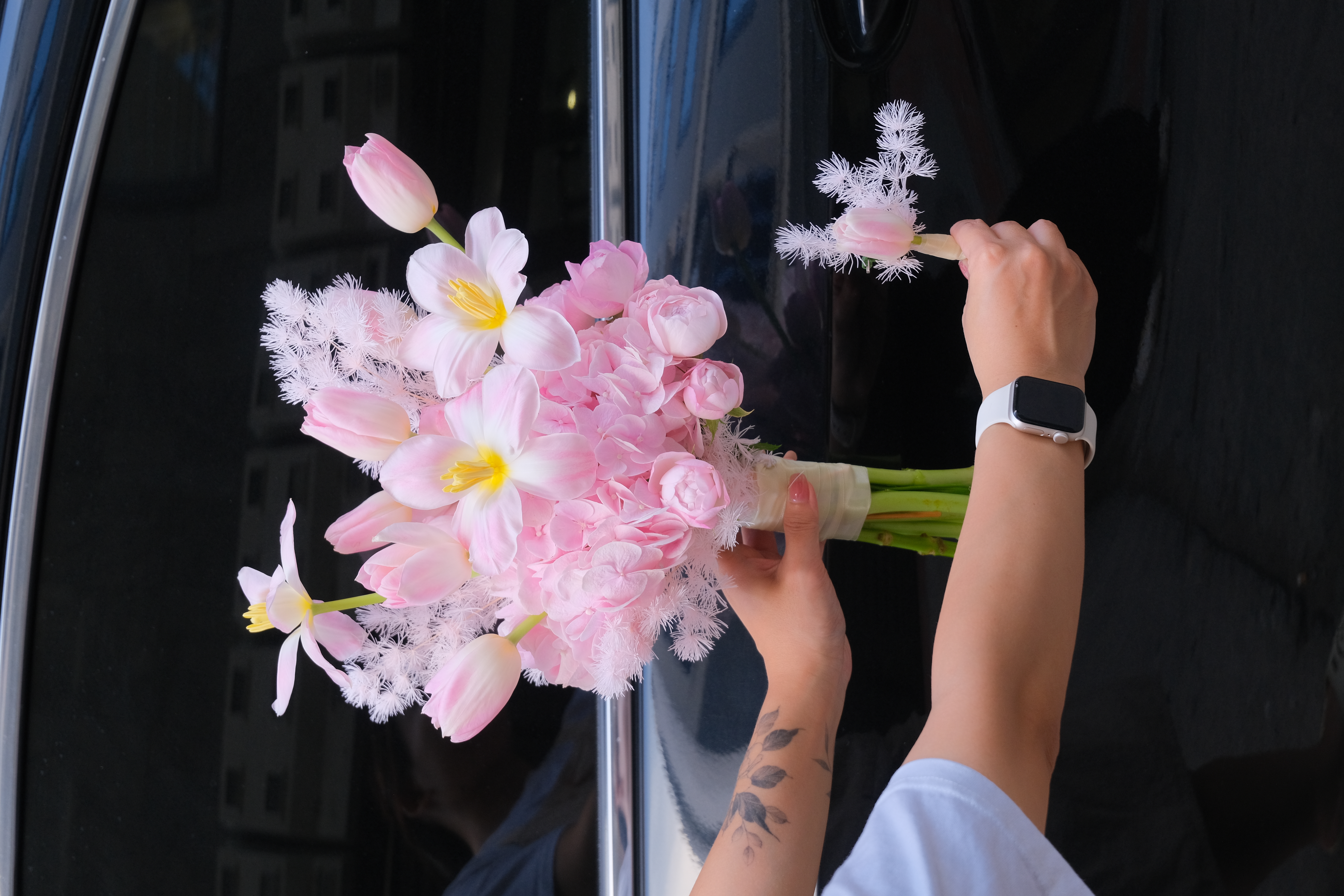 Bó hoa cưới tú cầu hồng mix Tulip, Plume, Tùng nho