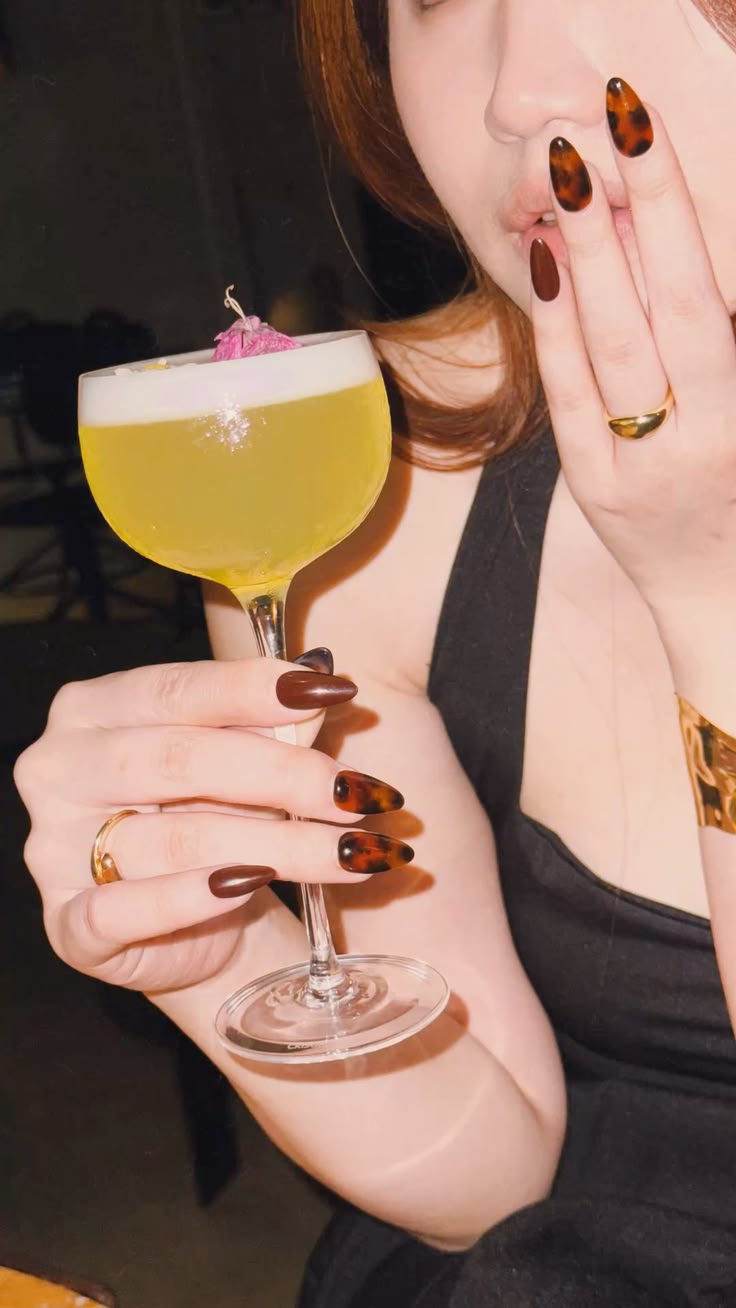 Gợi ý màu nail đi tiệc tháng 10: Thanh lịch, sang trọng mà vẫn nổi bật