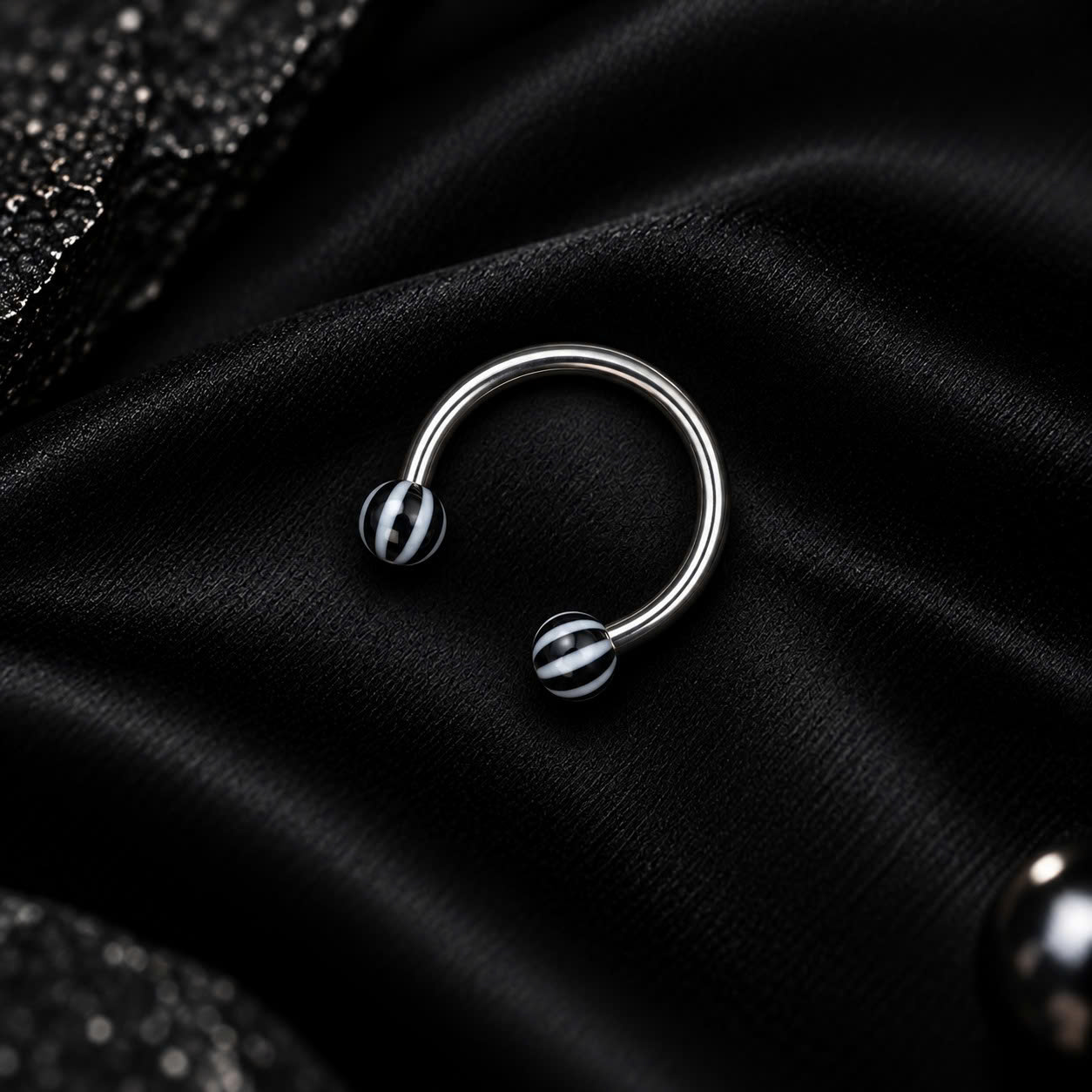 Septum bi đen sọc trắng._thumbnail_1