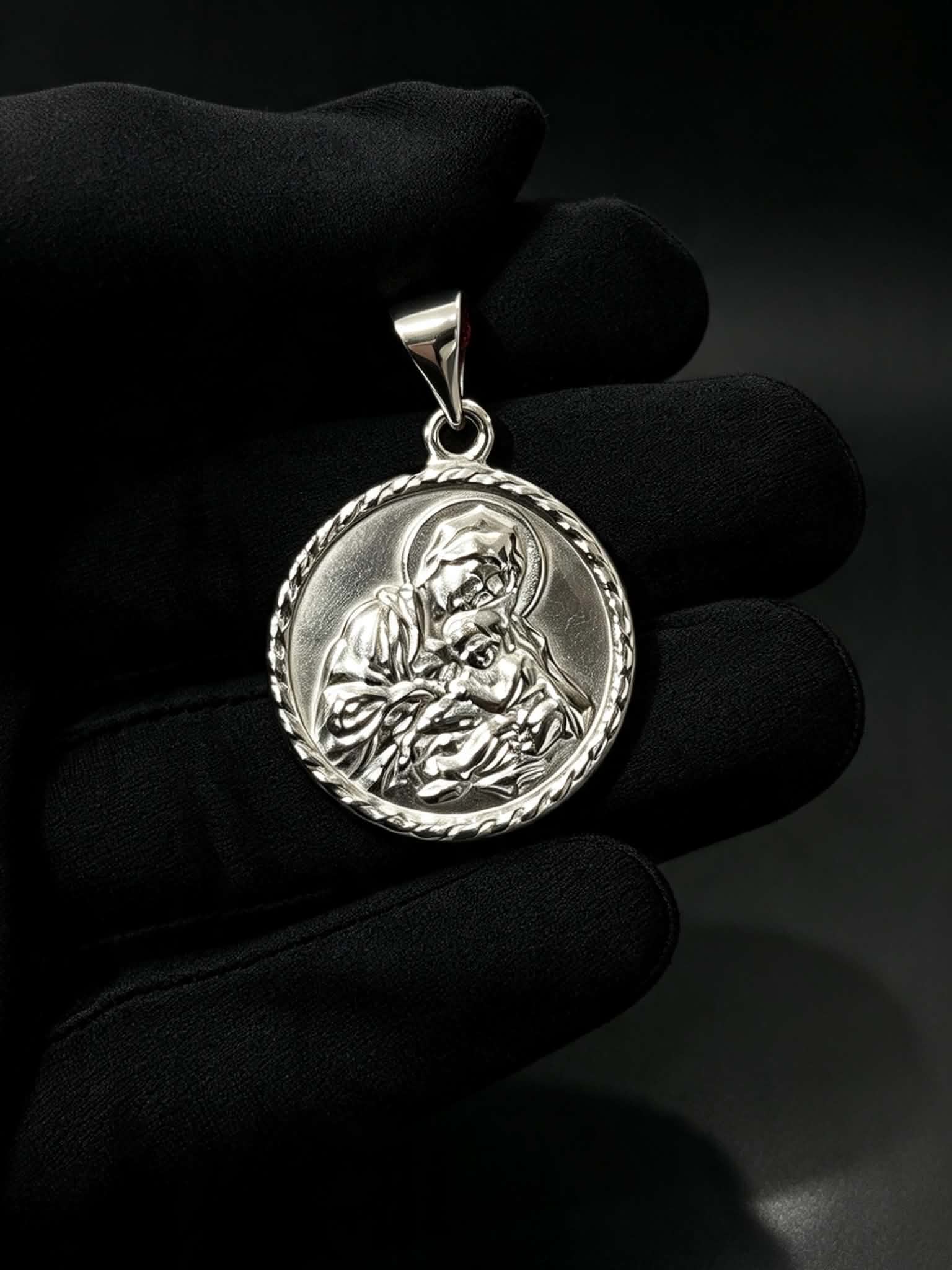 WHITE GOLD MADONA&CHILD PENDANT SUBASTA
